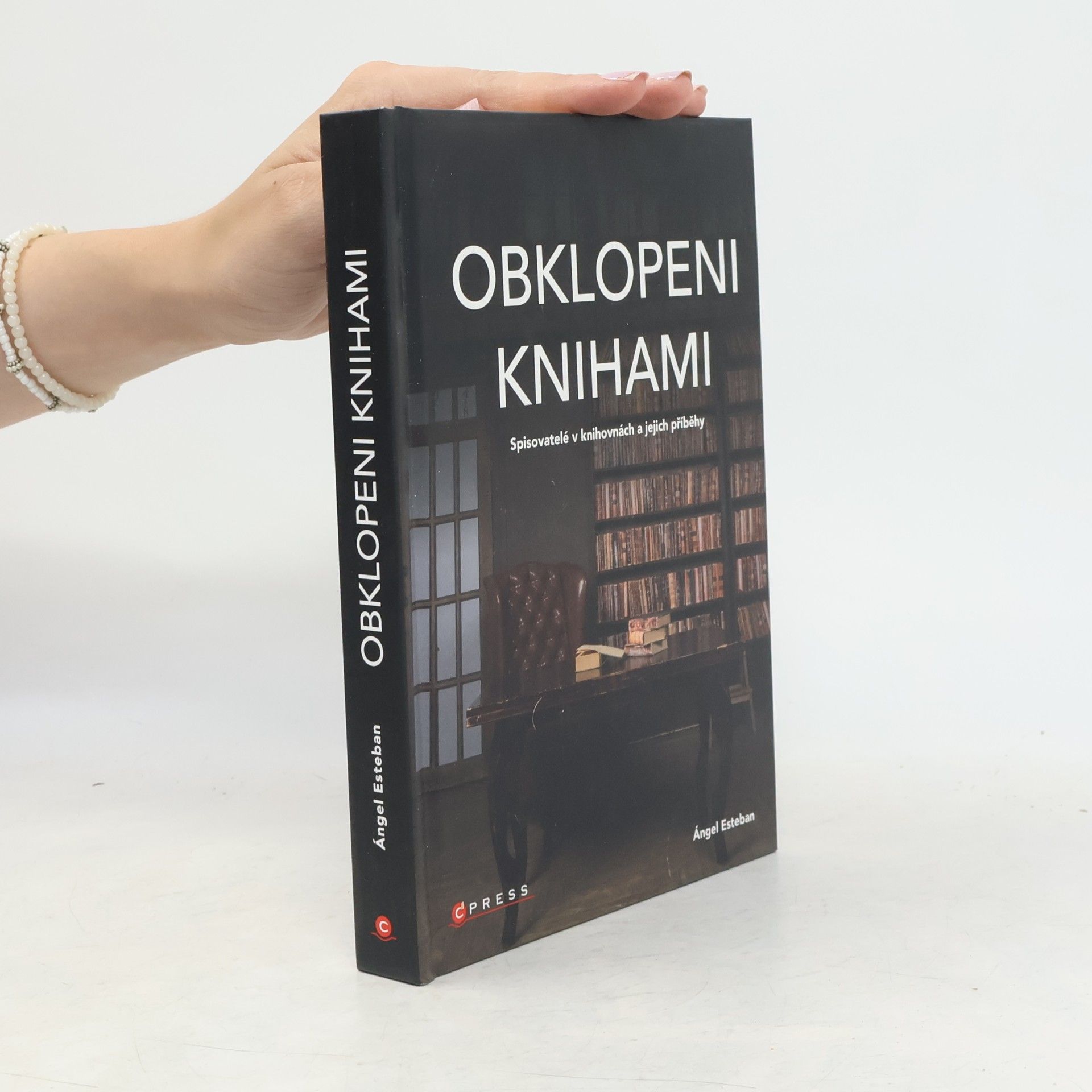 Ángel Esteban Obklopeni knihami