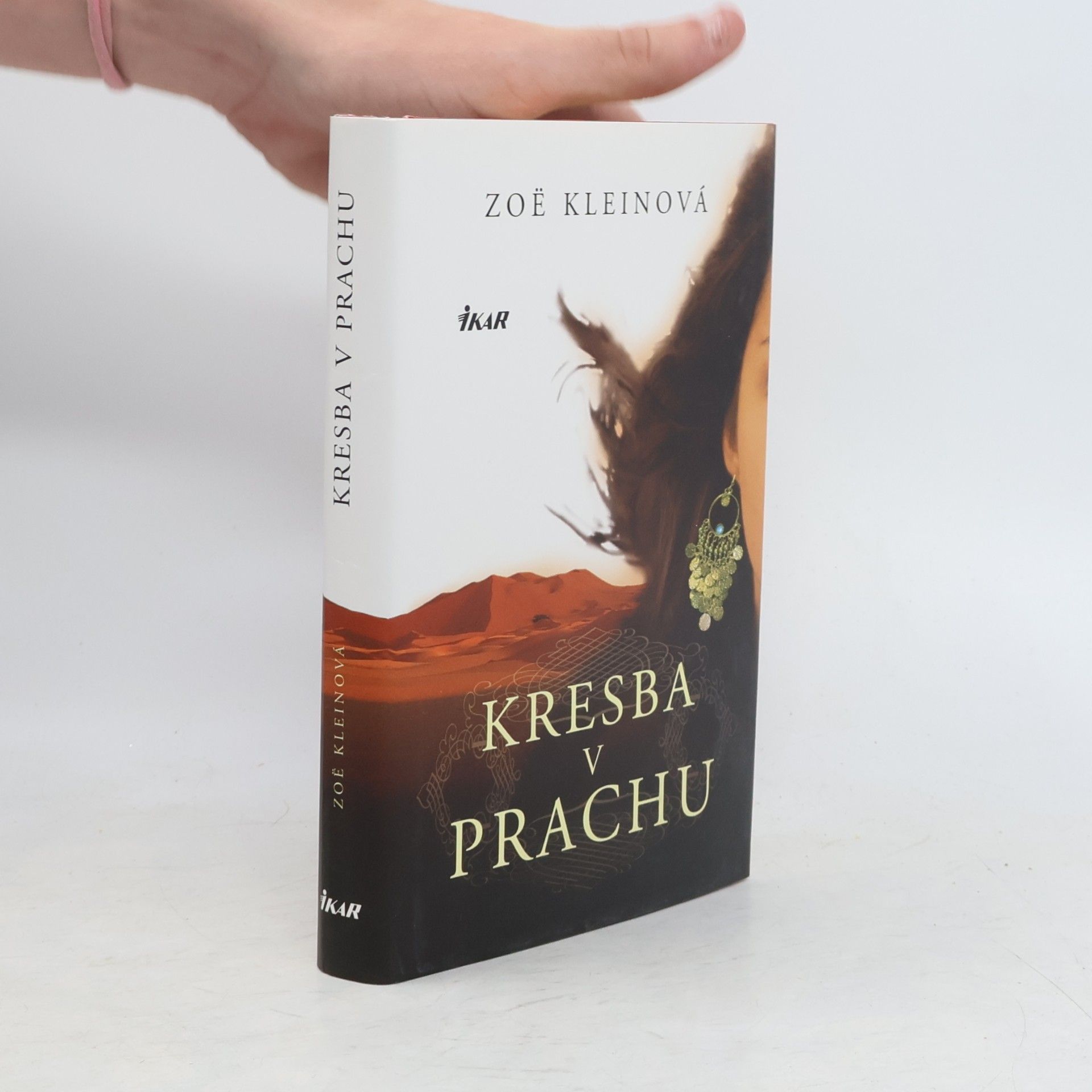 Zoë Klein Kresba v prachu