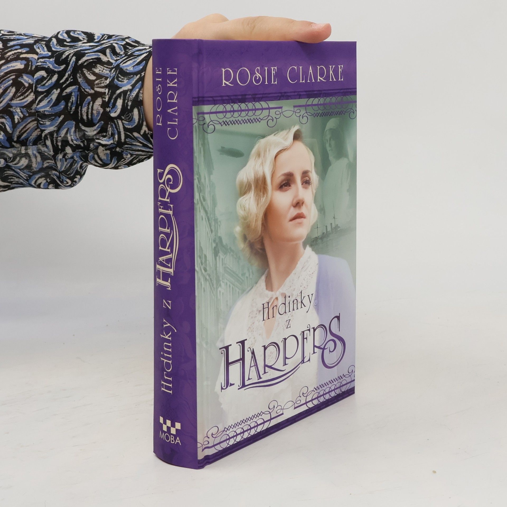 Rosie Clarke Hrdinky z Harpers