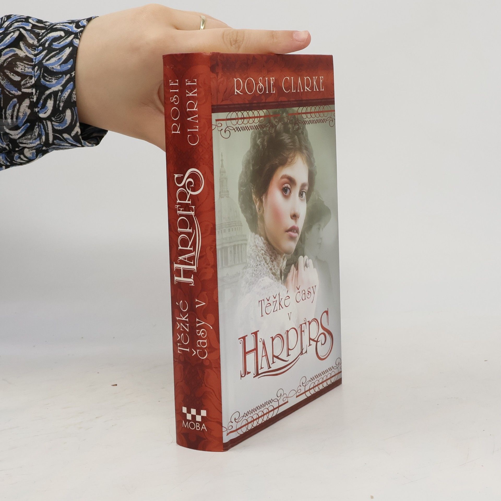 Rosie Clarke Těžké časy v Harpers