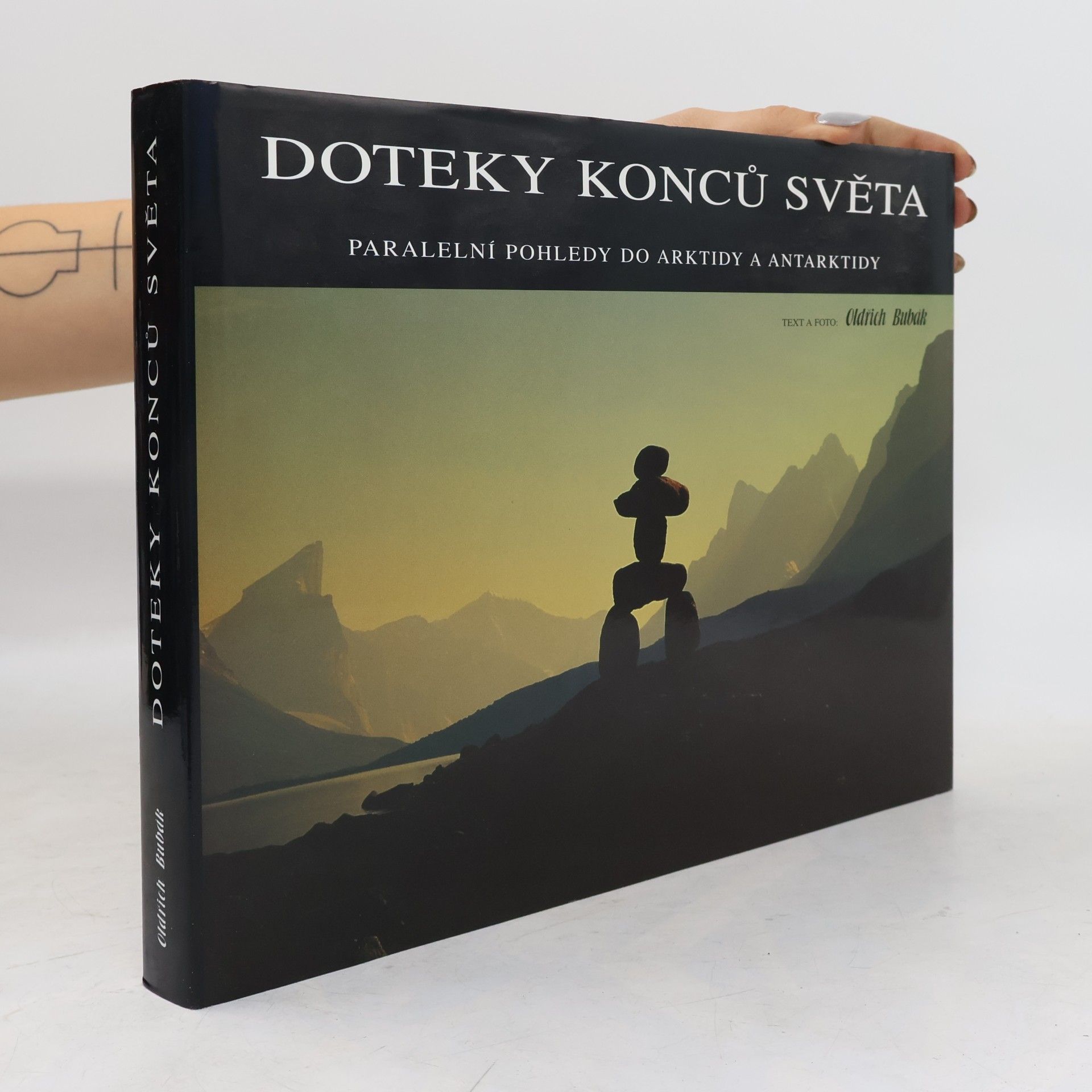 Oldřich Bubák Doteky konců světa: Paralelní pohledy do Arktidy a Antarktidy