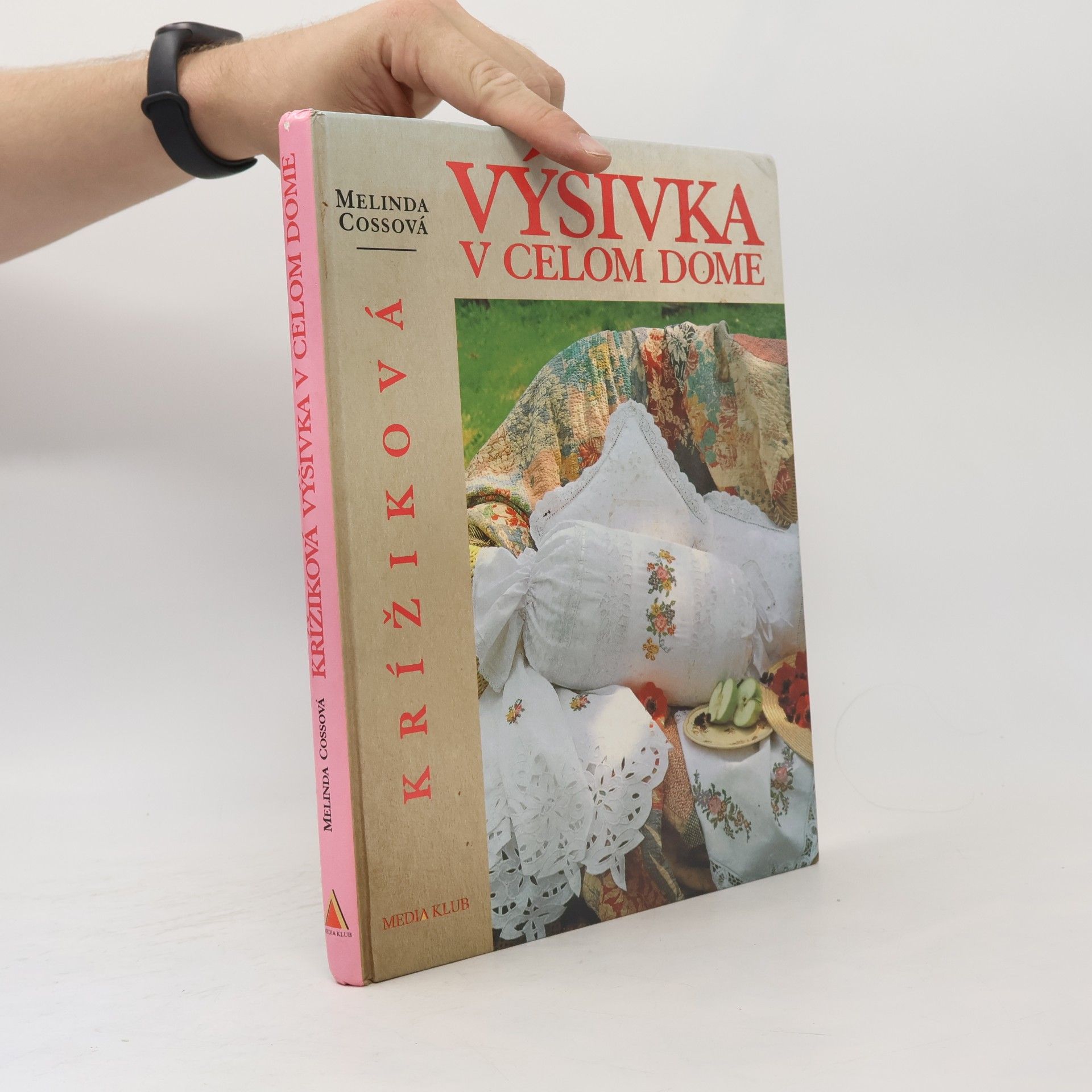 Melinda Coss Krížiková výšivka v celom dome