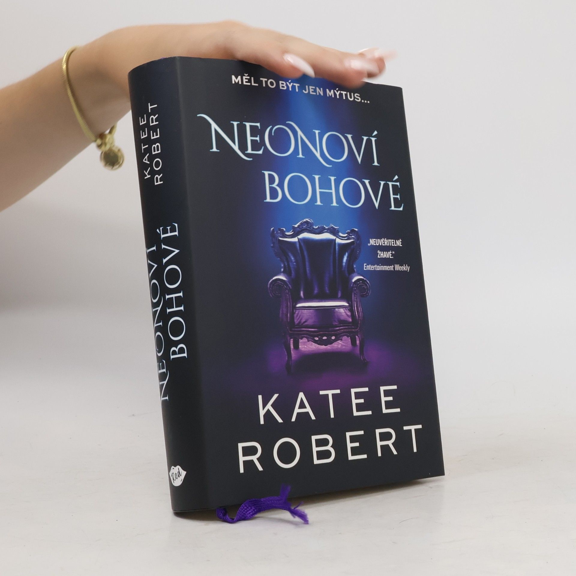 Katee Robert Neonoví bohové