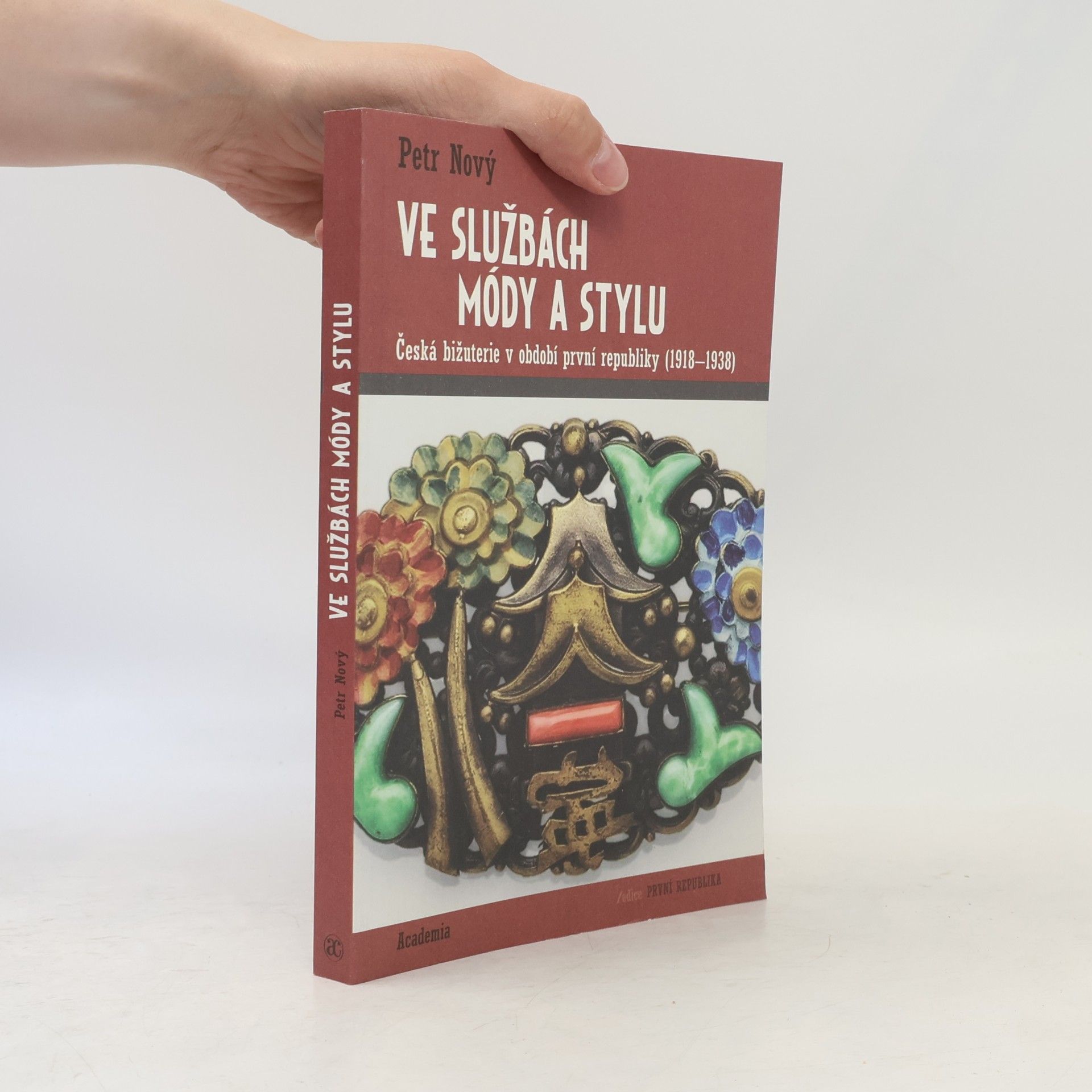Petr Nový Ve službách módy a stylu. česká bižuterie v období první republiky (1918-1938)
