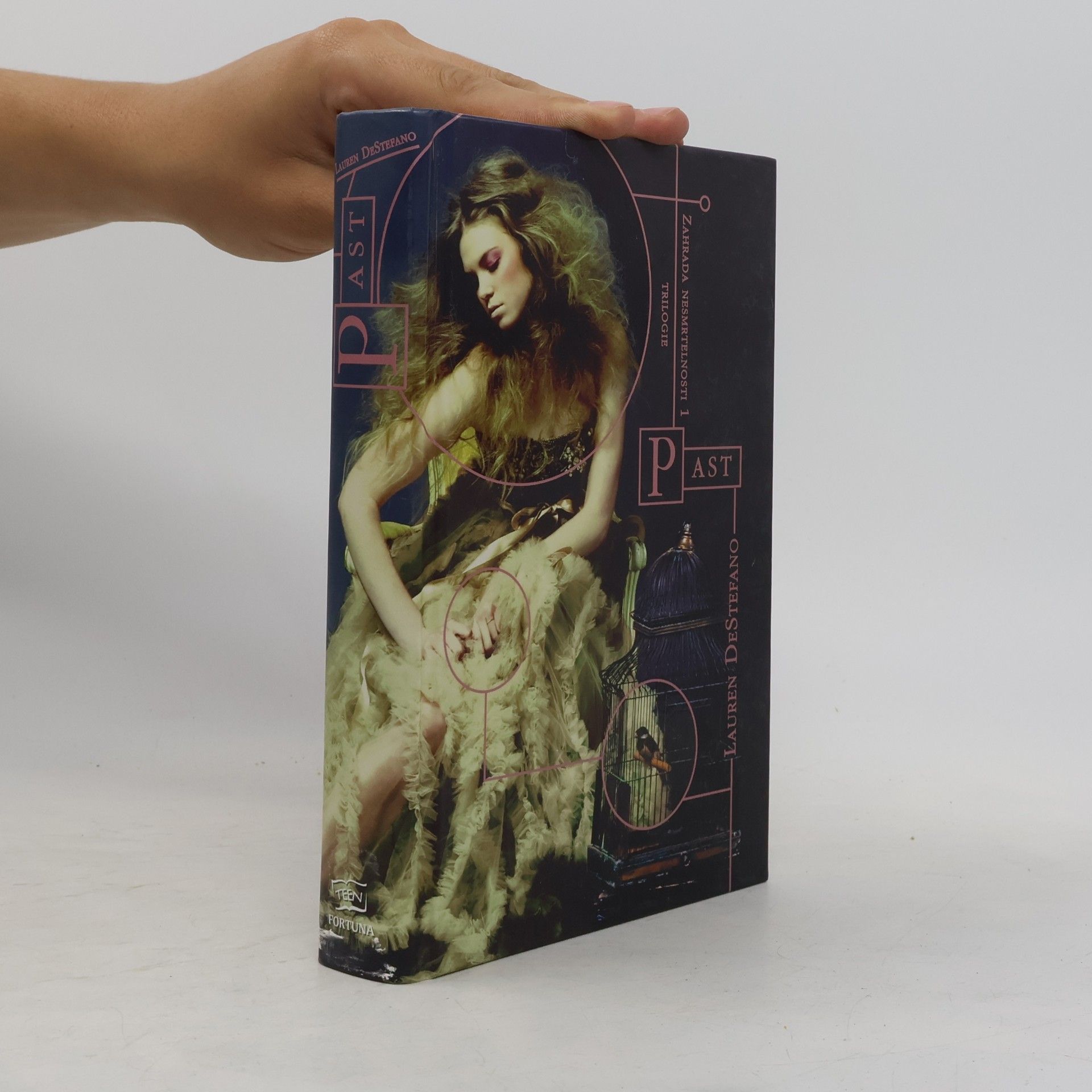 Lauren DeStefano Zahrada nesmrtelnosti 1. Past
