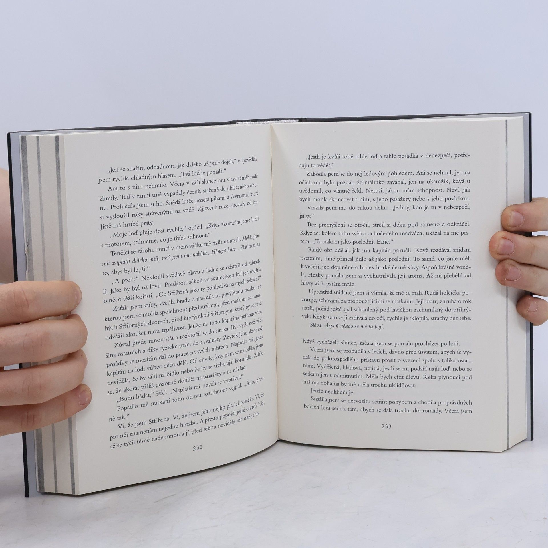 Victoria Aveyard Zapovězený trůn : sbírka povídek ze světa Rudé královny