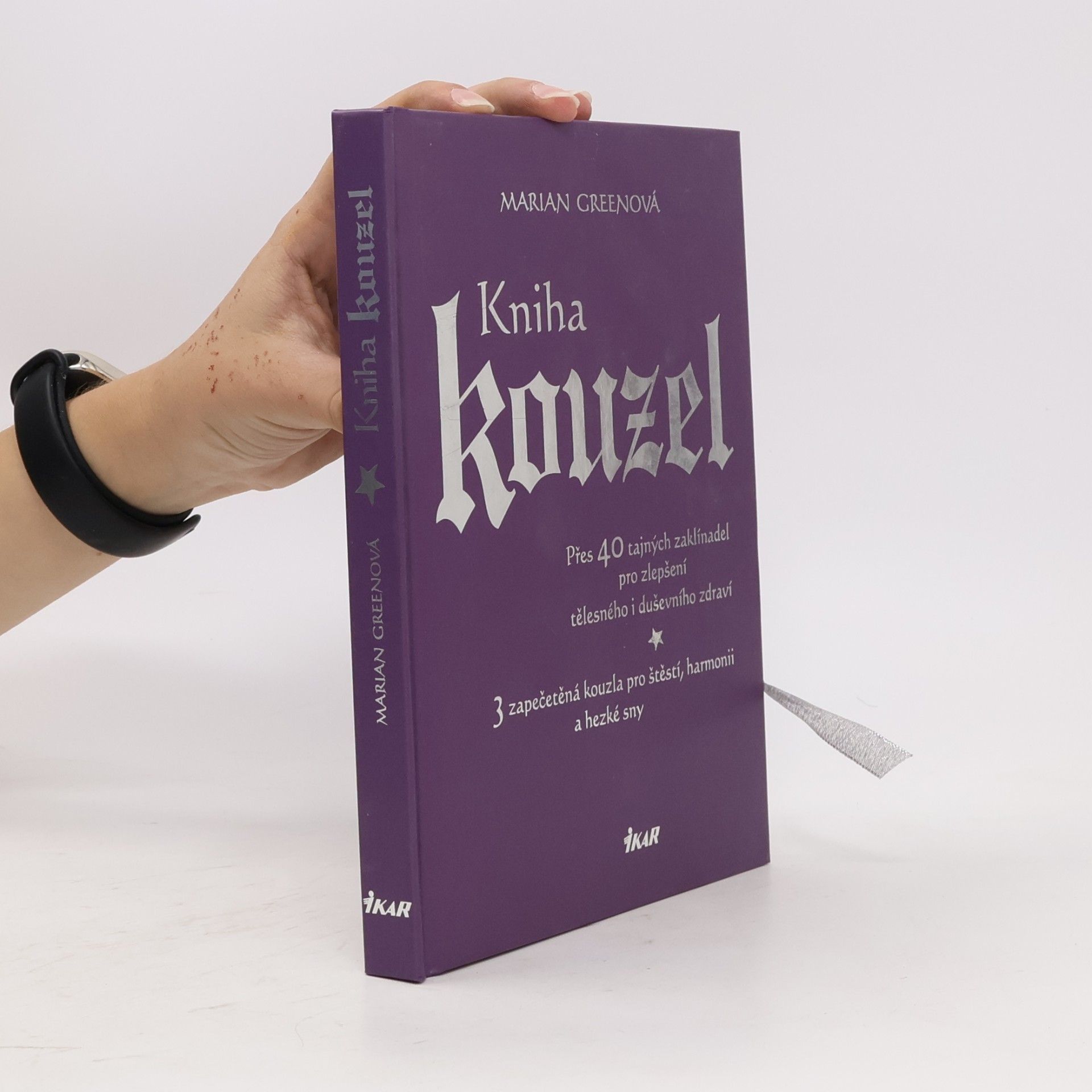 Kniha kouzel. Přes 40 tajných zaklínadel pro zlepšení tělesného i duševního zdraví
