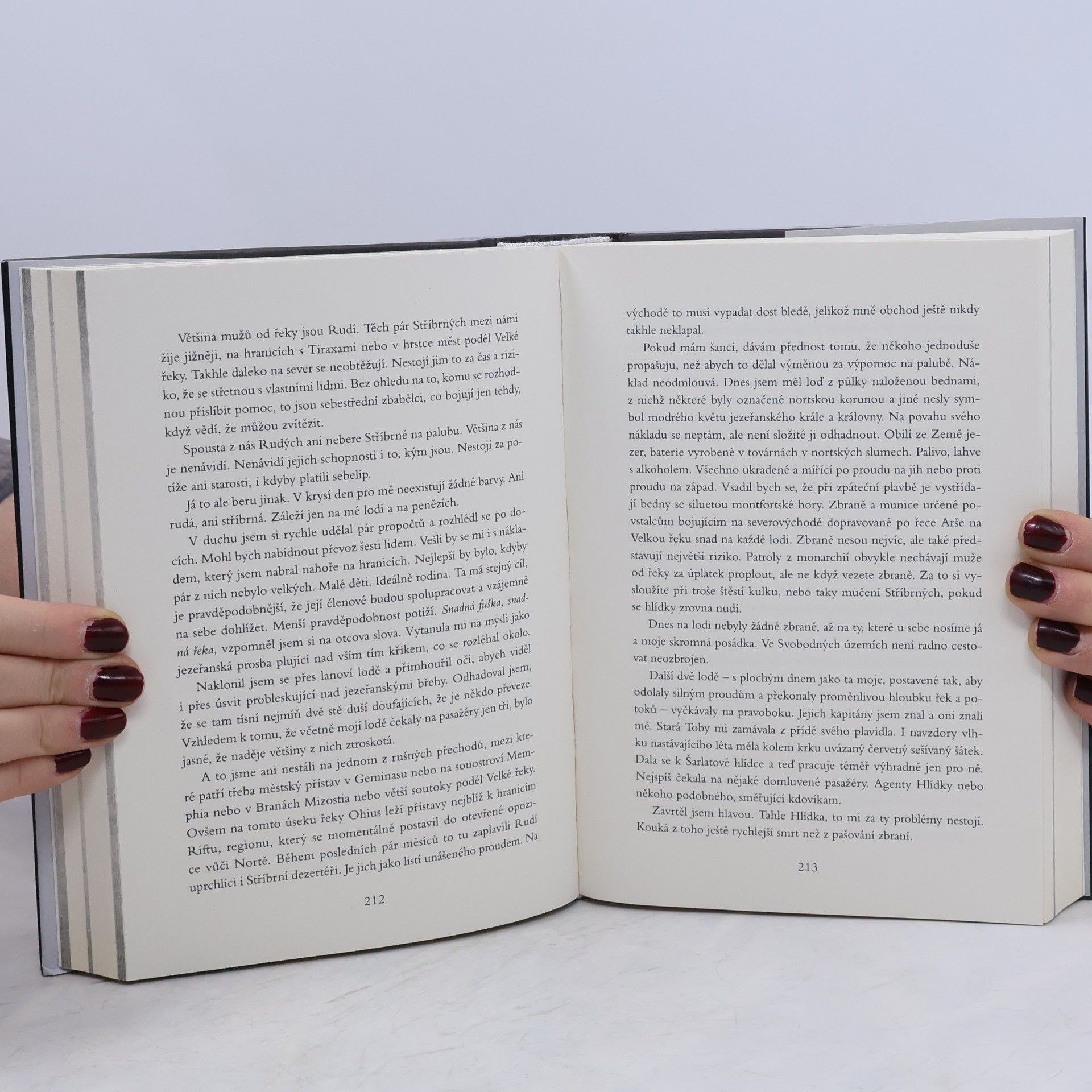 Victoria Aveyard Zapovězený trůn : sbírka povídek ze světa Rudé královny