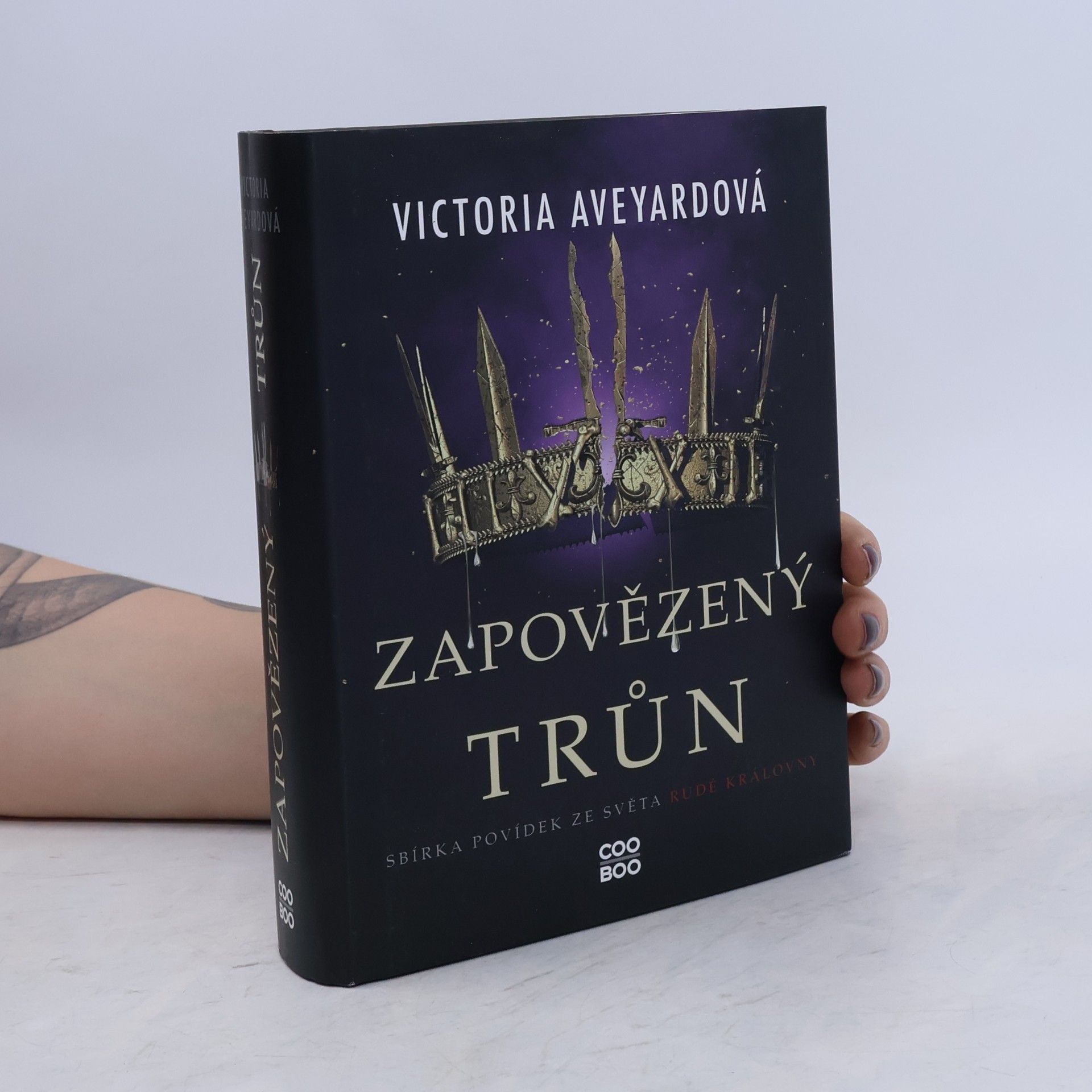 Victoria Aveyard Zapovězený trůn : sbírka povídek ze světa Rudé královny