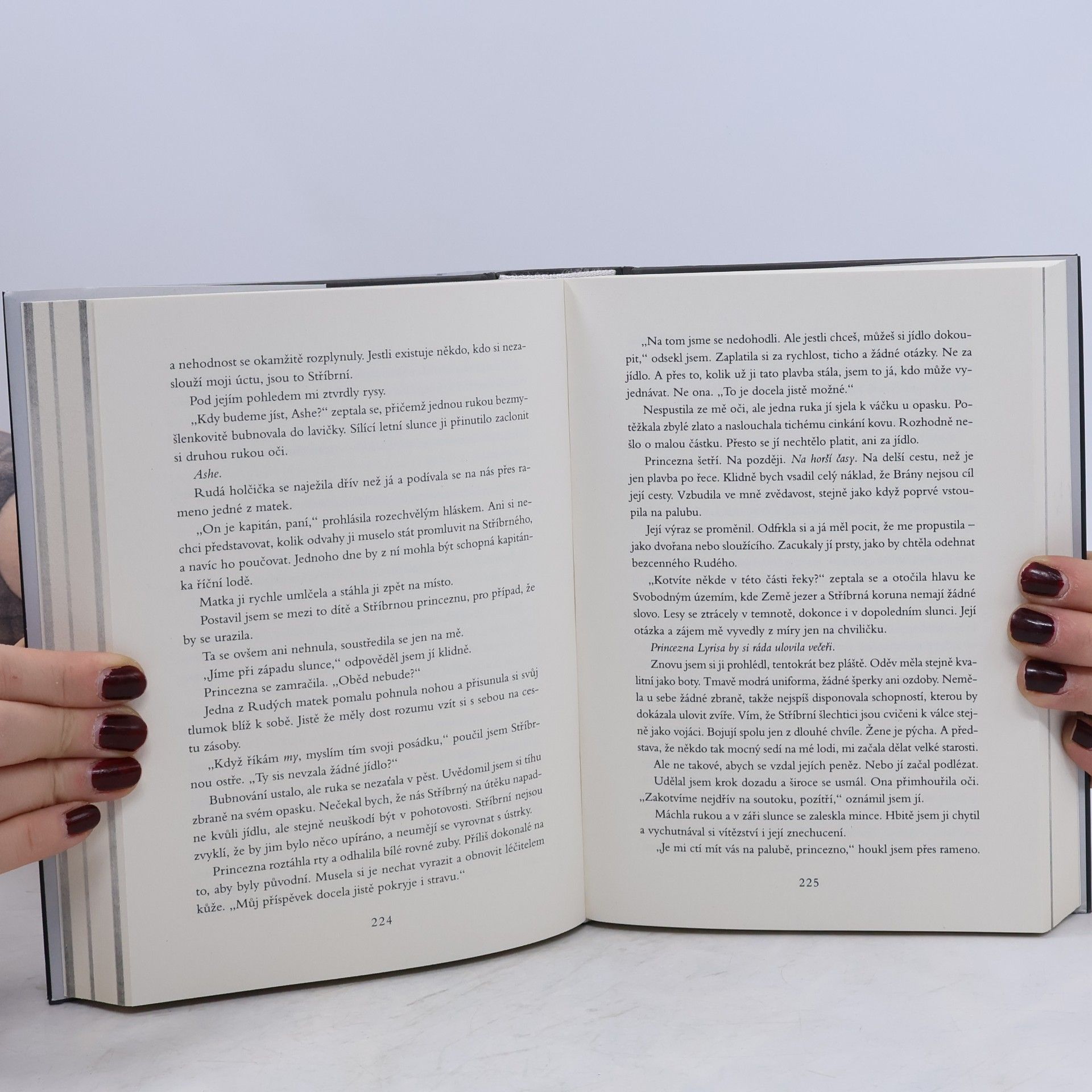 Victoria Aveyard Zapovězený trůn : sbírka povídek ze světa Rudé královny