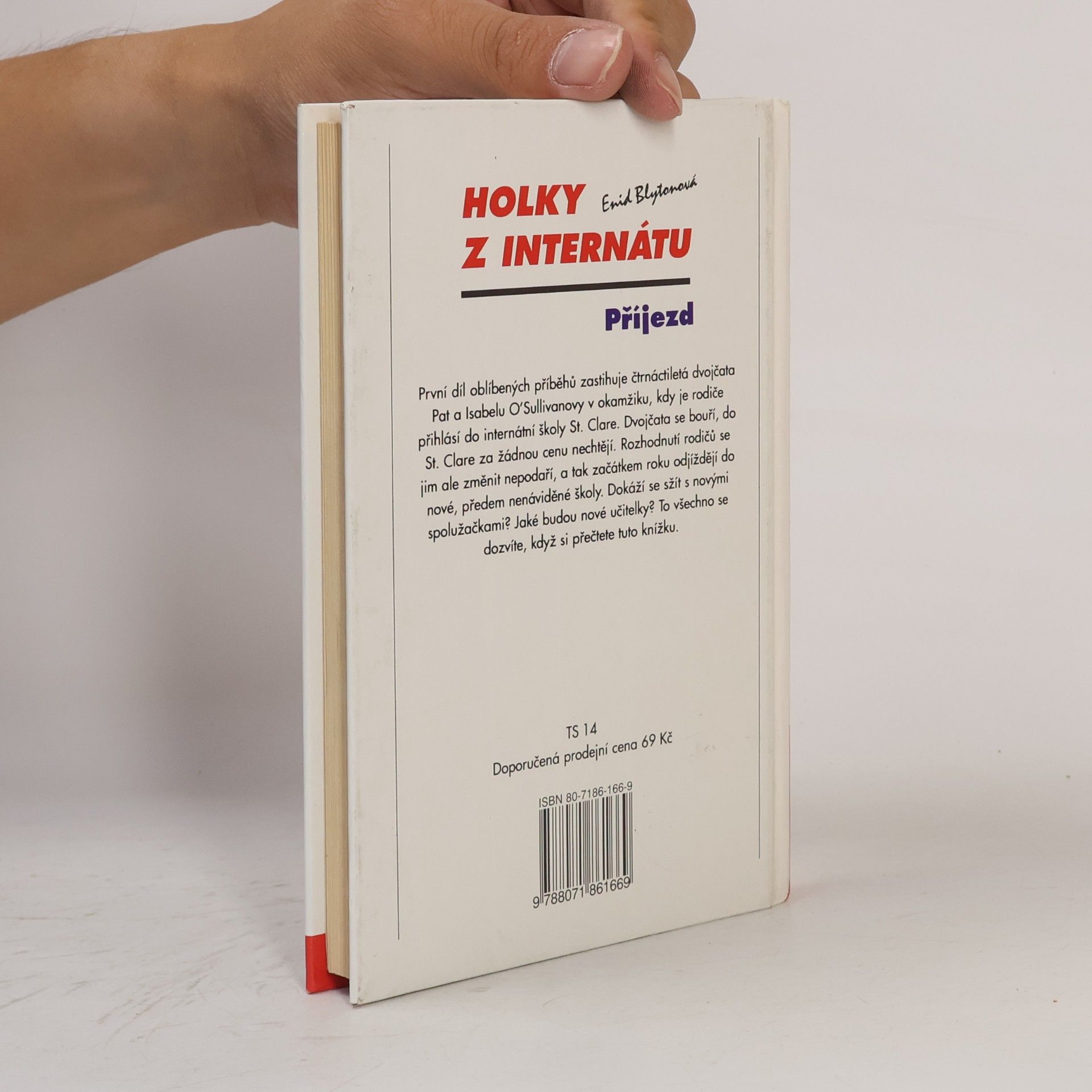 Enid Blyton Holky z internátu - Příjezd