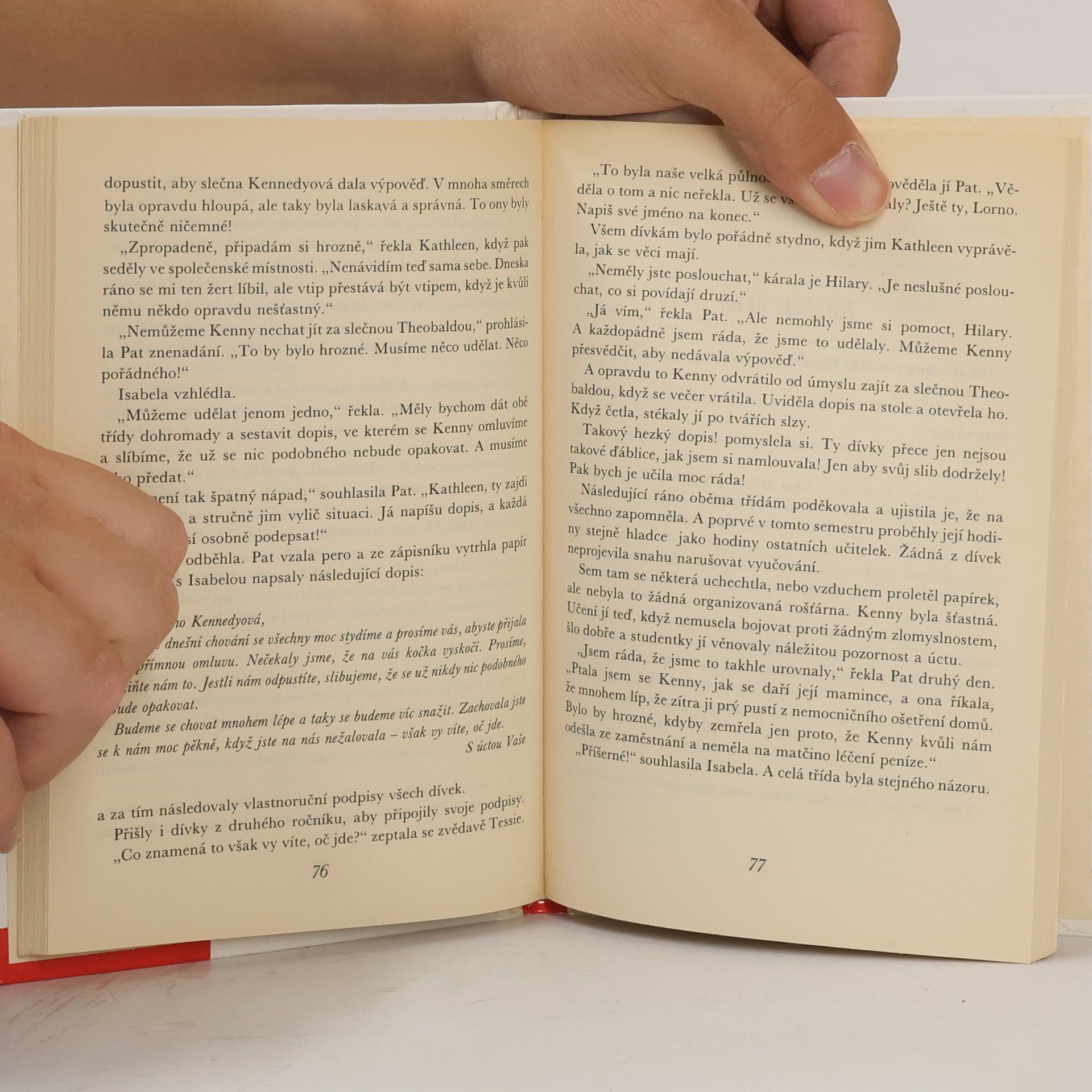 Enid Blyton Holky z internátu - Příjezd