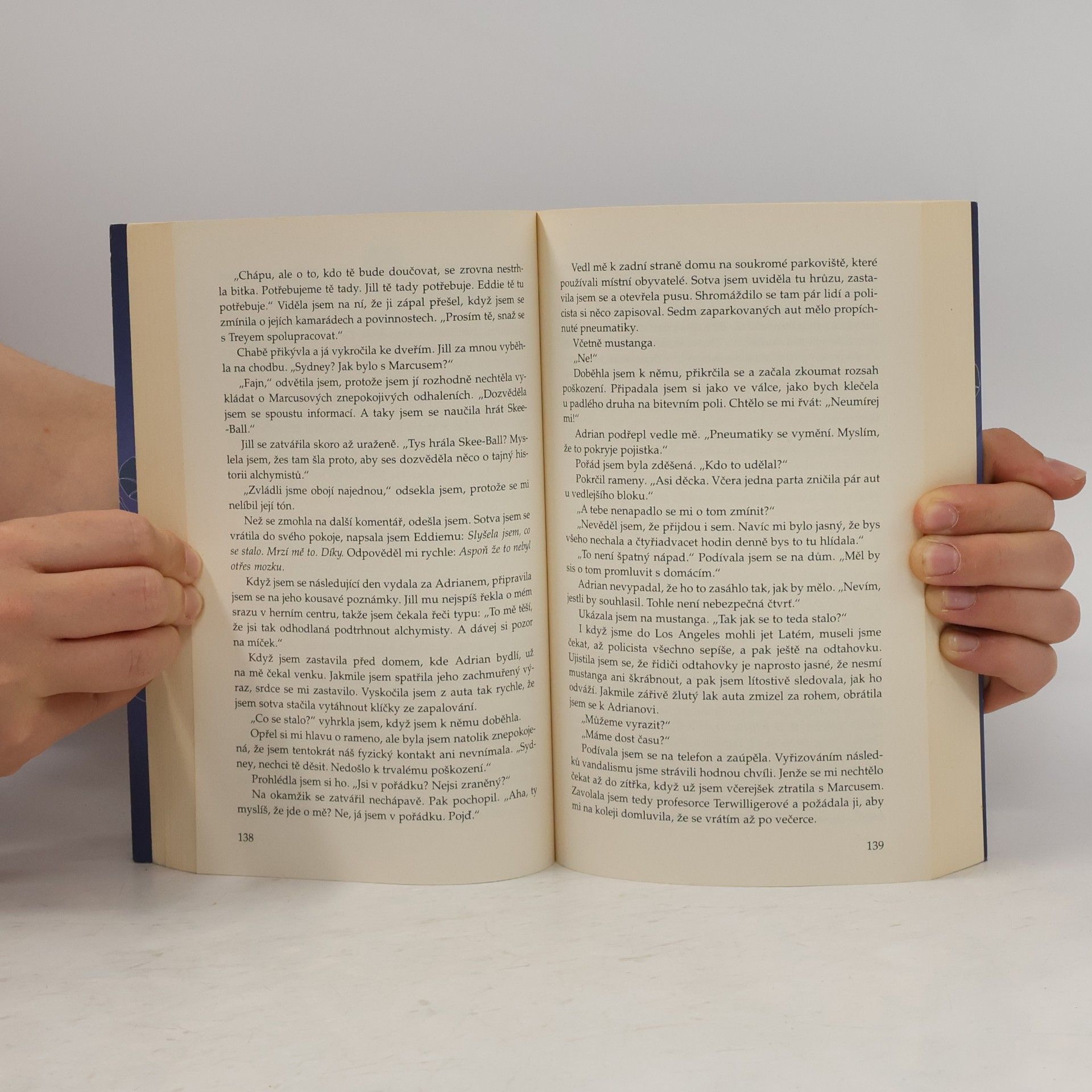 Richelle Mead Indigové kouzlo. Pokrevní pouta. 3. díl
