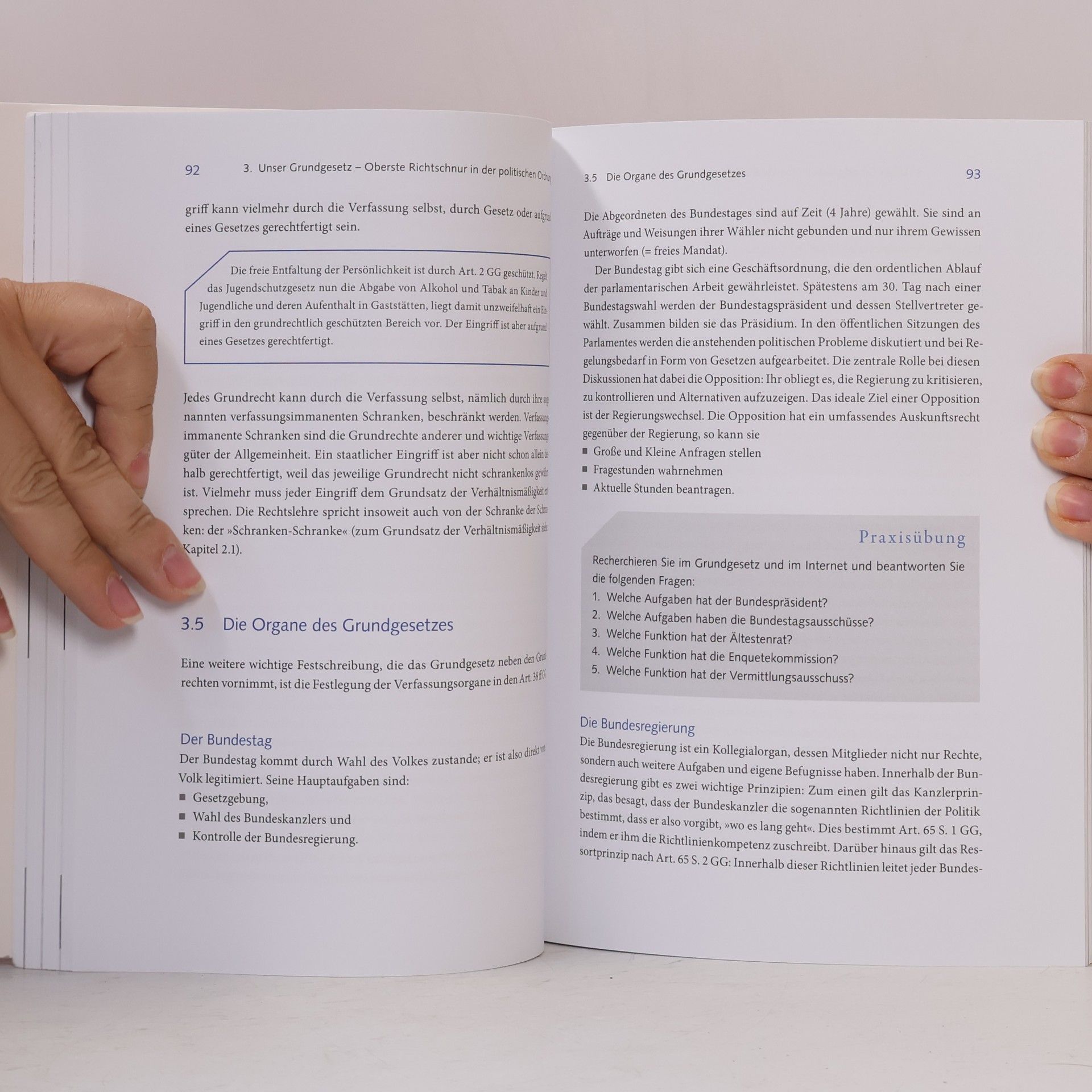 Tanja von Langen Rechts- und Sozialkunde für Erzieherinnen und pädagogische Fachkräfte: Ein praxisbezogenes Lehr- und Arbeitsbuch