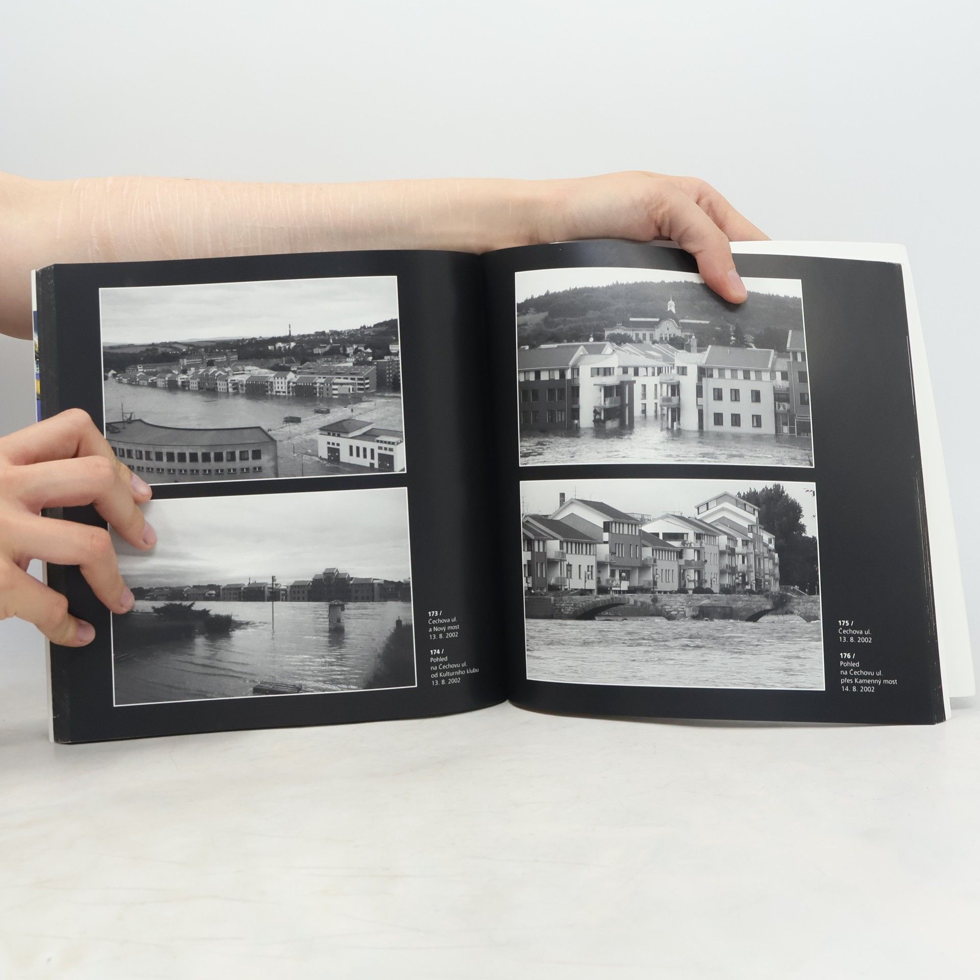 Luboš Benák Velká voda objektivem píseckých fotografů. Písek 2002