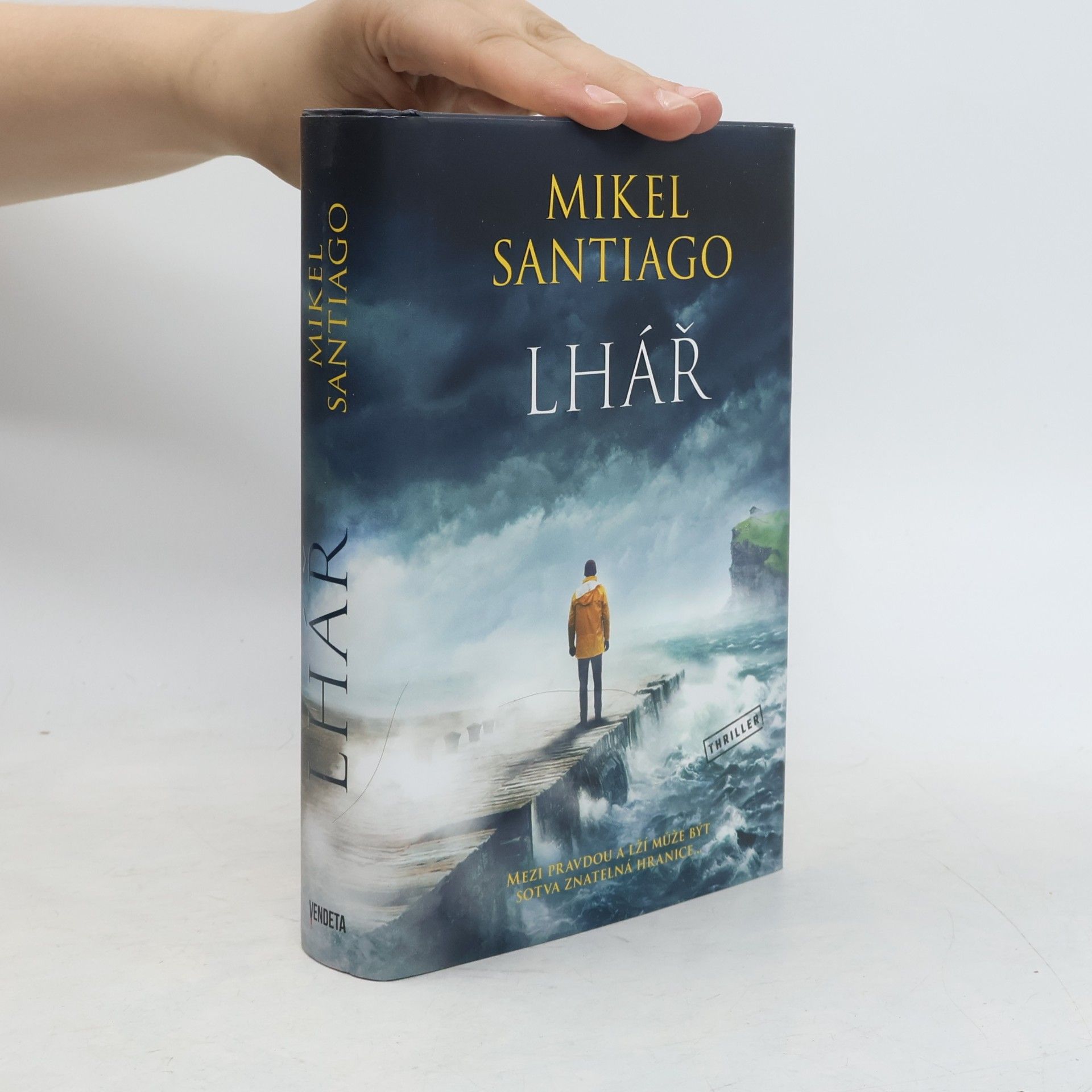 Mikel Santiago Lhář