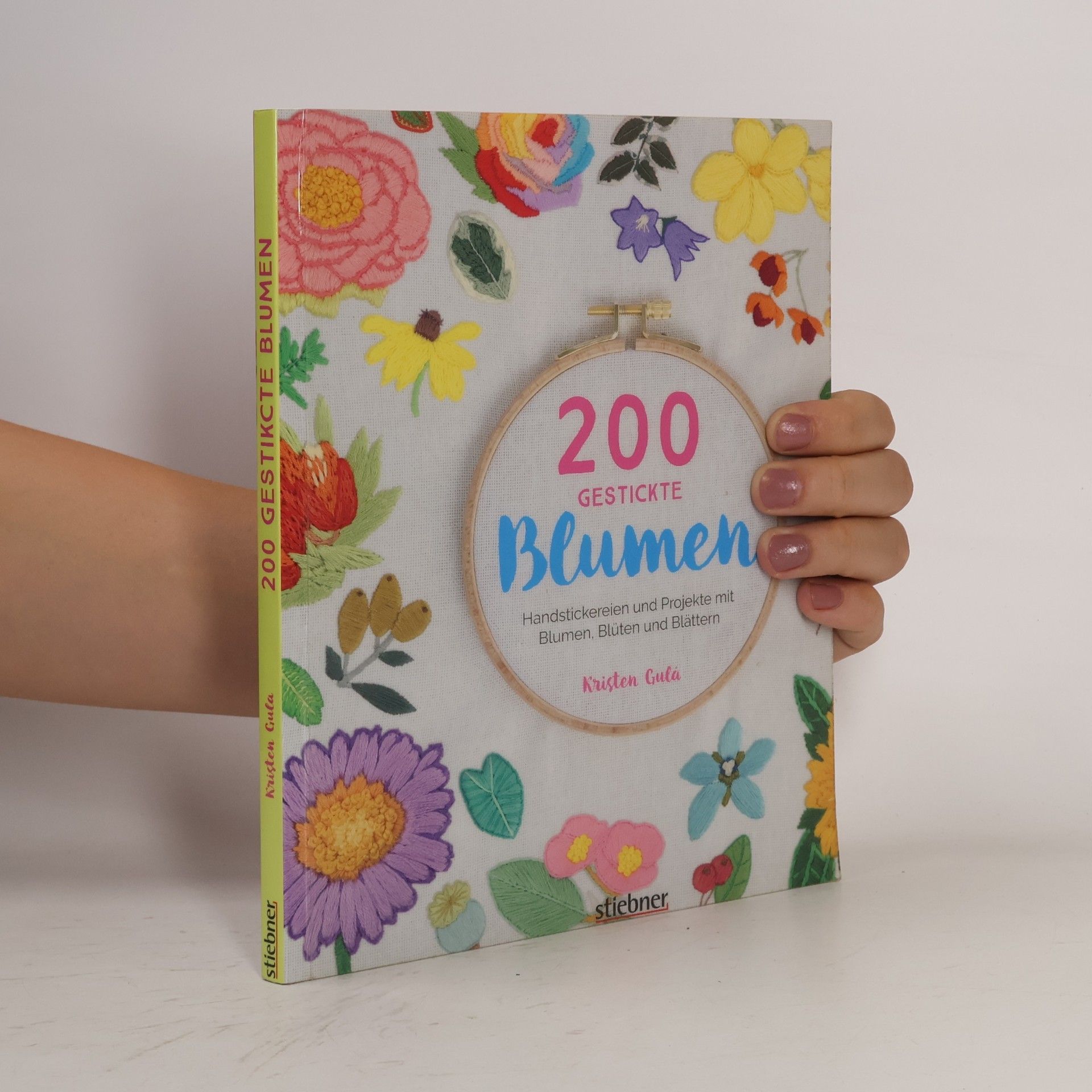 Kristen Gula 200 gestickte Blumen