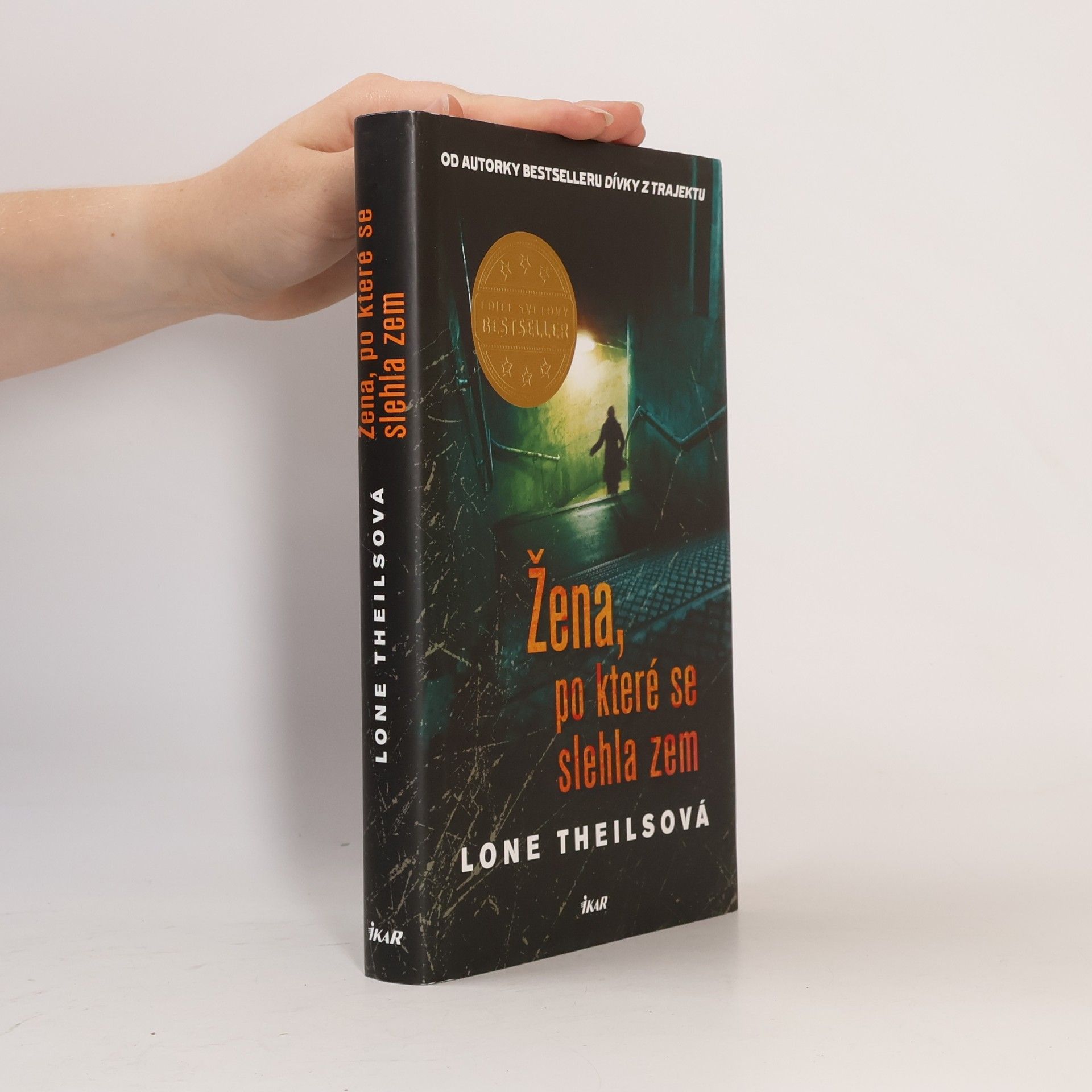 Lone Theils Žena, po které se slehla zem