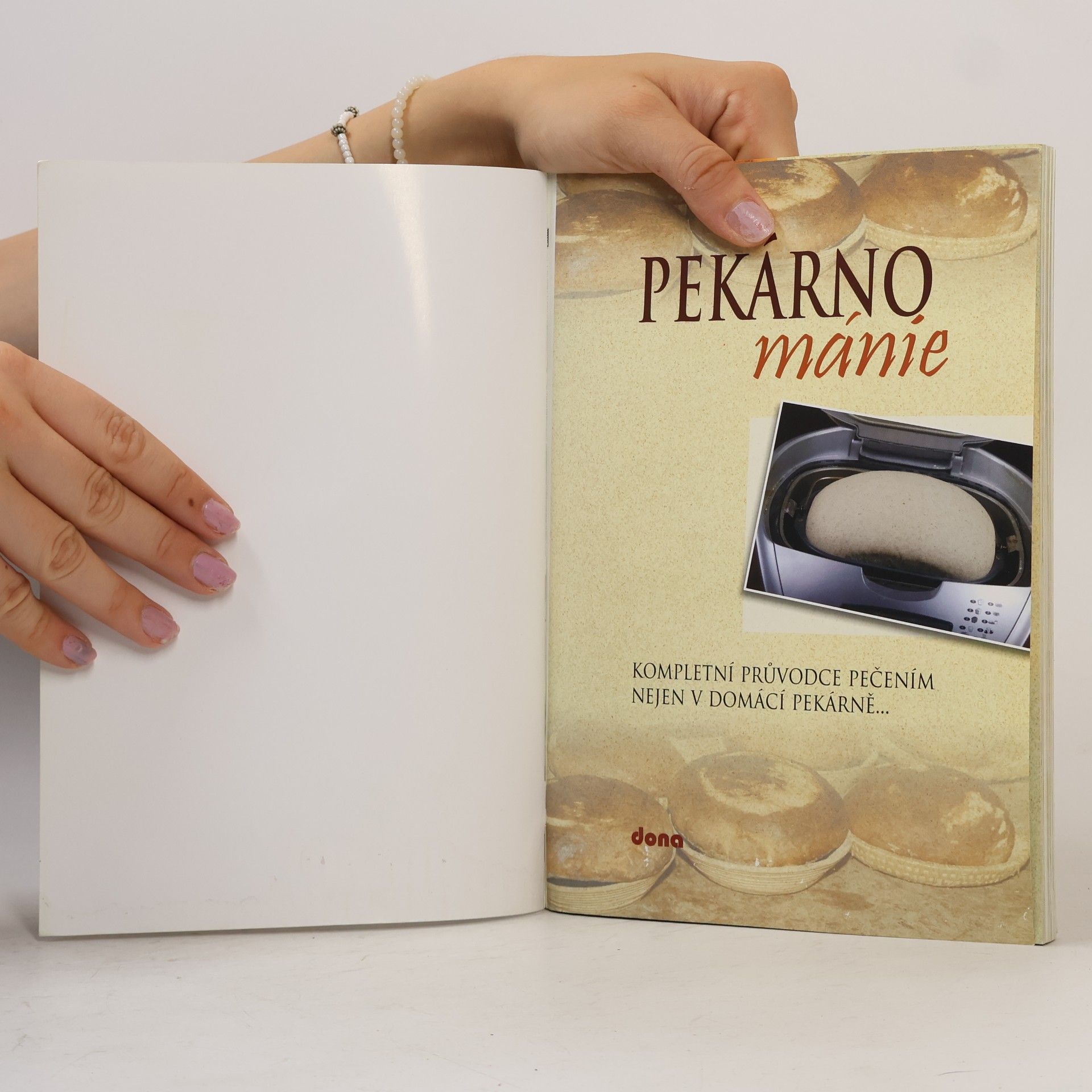 Radka Hrevušová Pekárnománie. Kompletní průvodce pečením nejen v domácí pekárně...