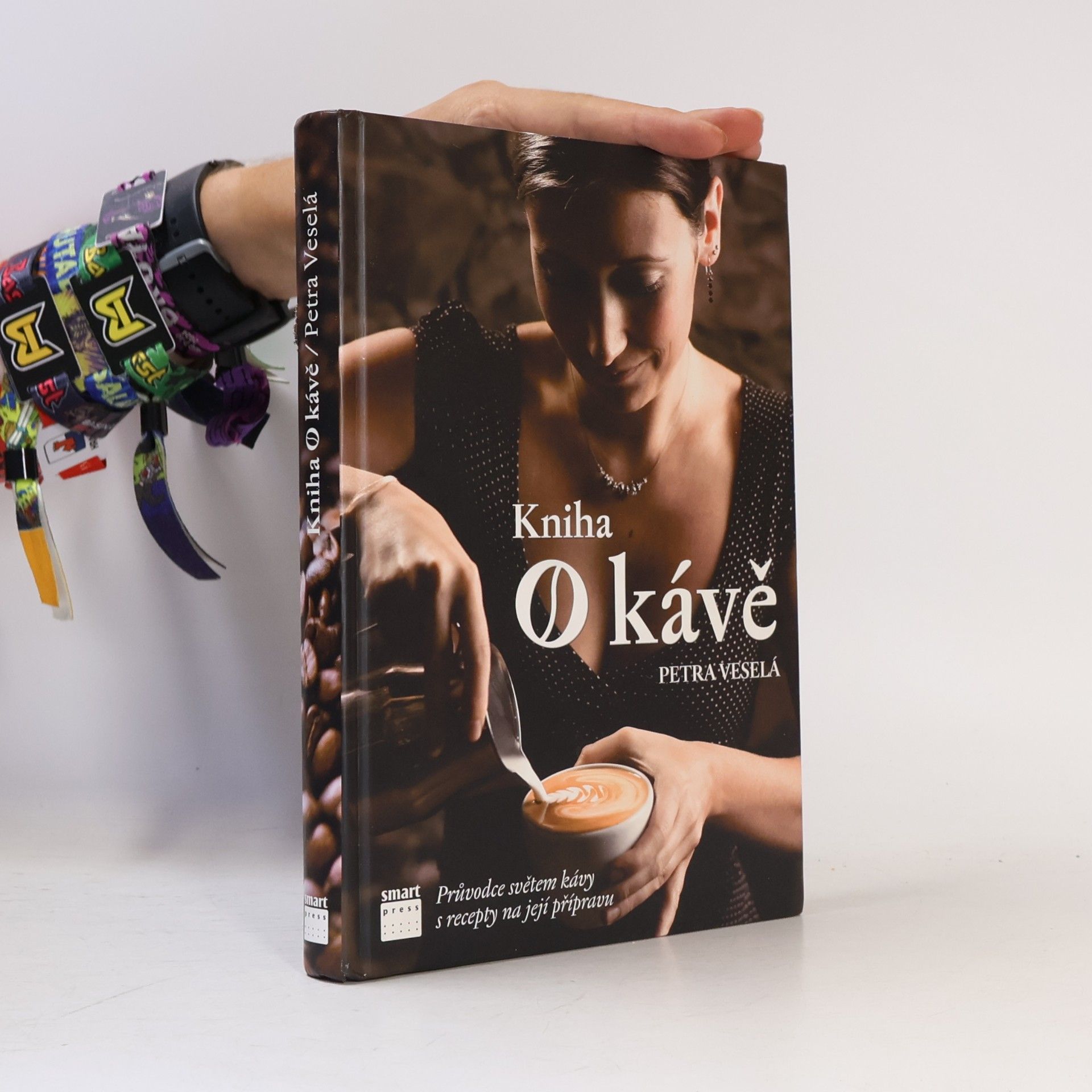 Petra Veselá Kniha o kávě. Průvodce světem kávy s recepty na její přípravu