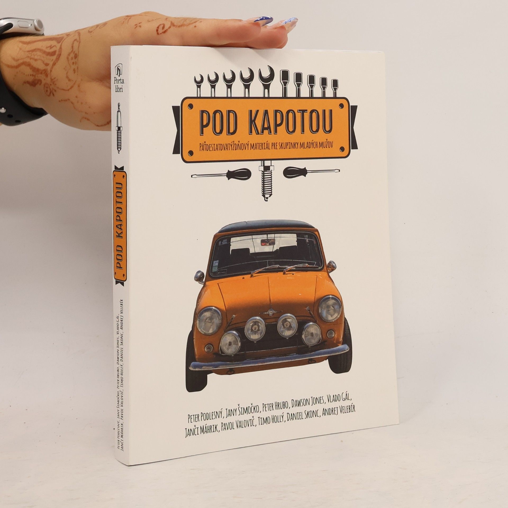 Kolektiv autorů Pod kapotou
