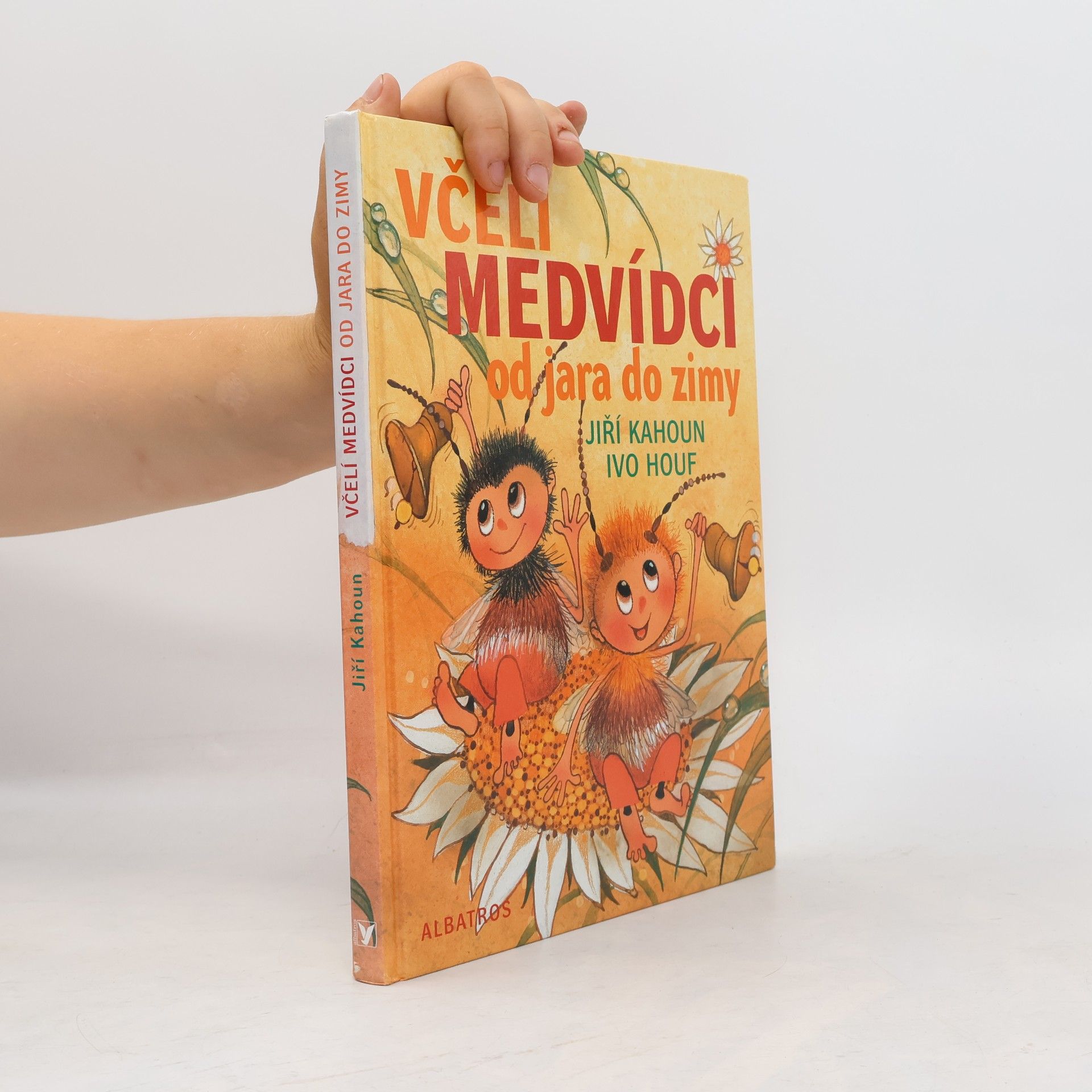 Jiří Kahoun Včelí medvídci od jara do zimy
