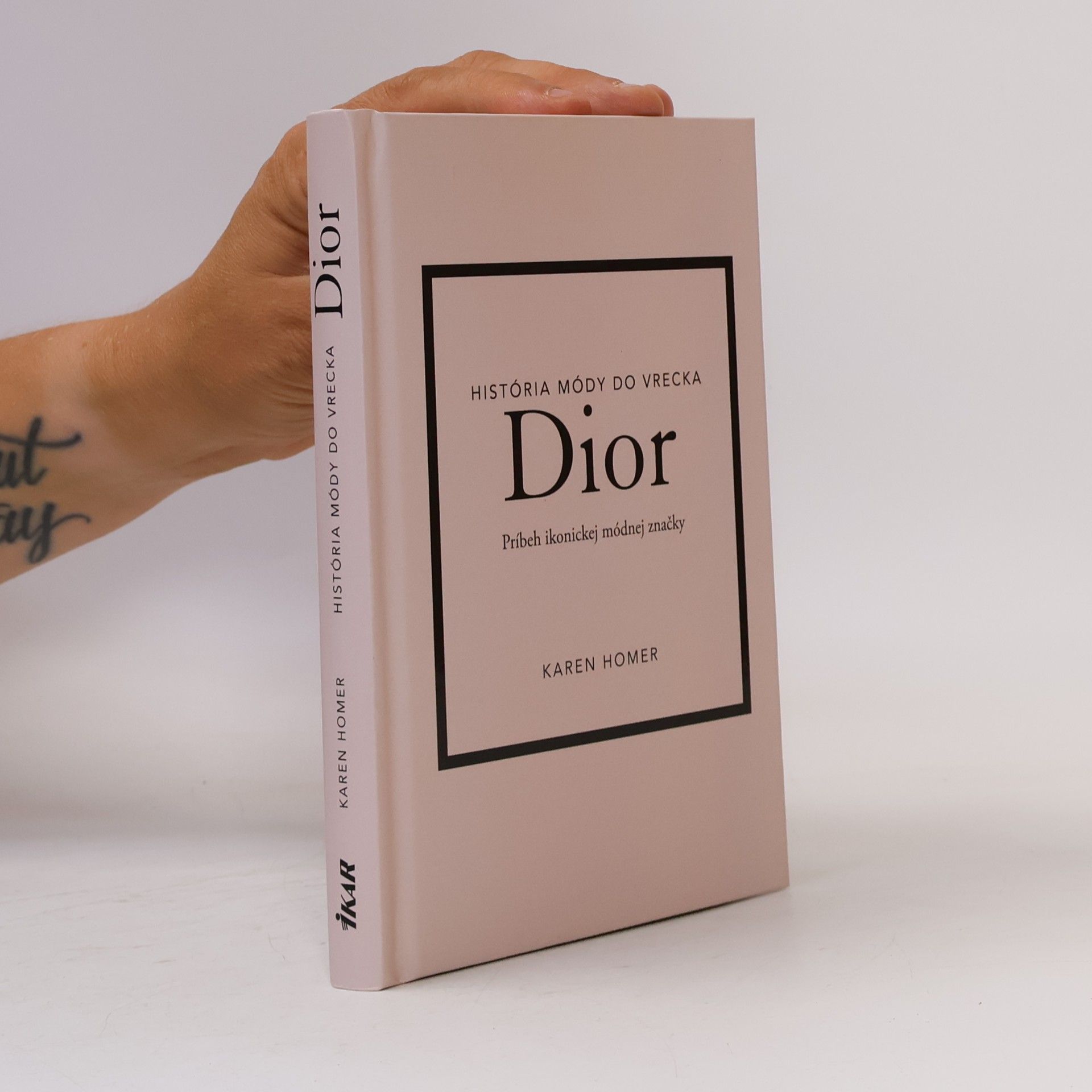 Karen Homer História módy do vrecka. Dior