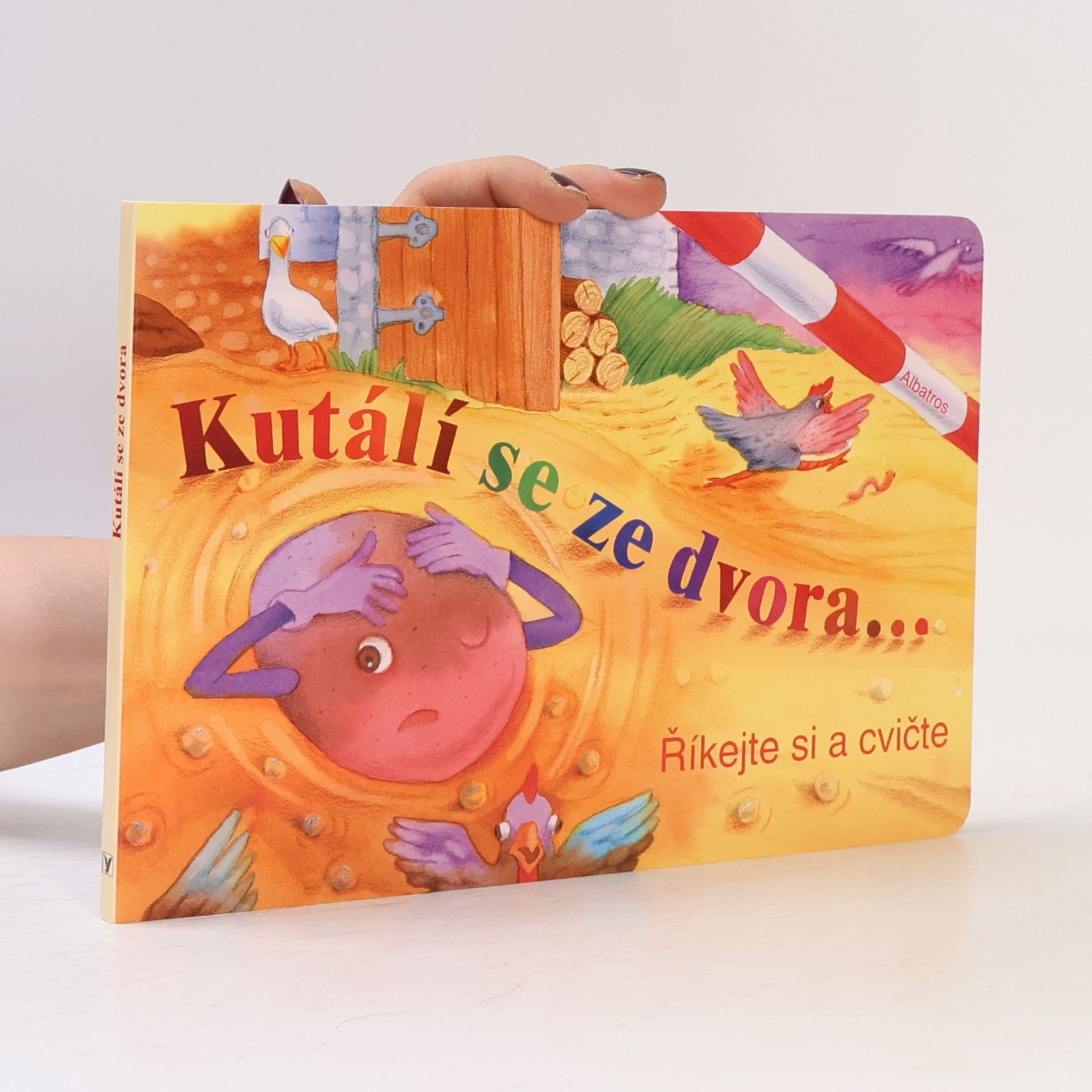 Kutálí se ze dvora