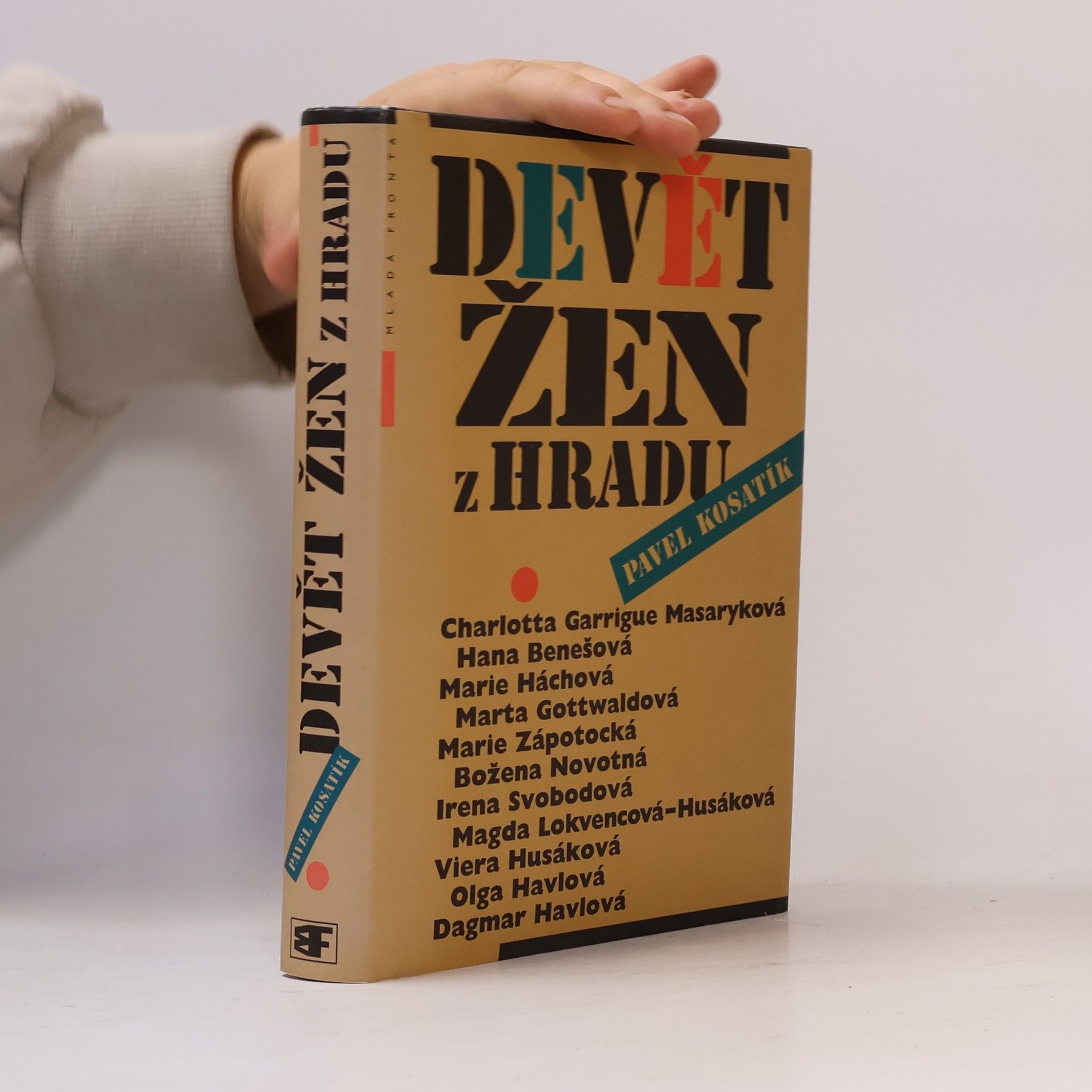 Pavel Kosatík Devět žen z Hradu