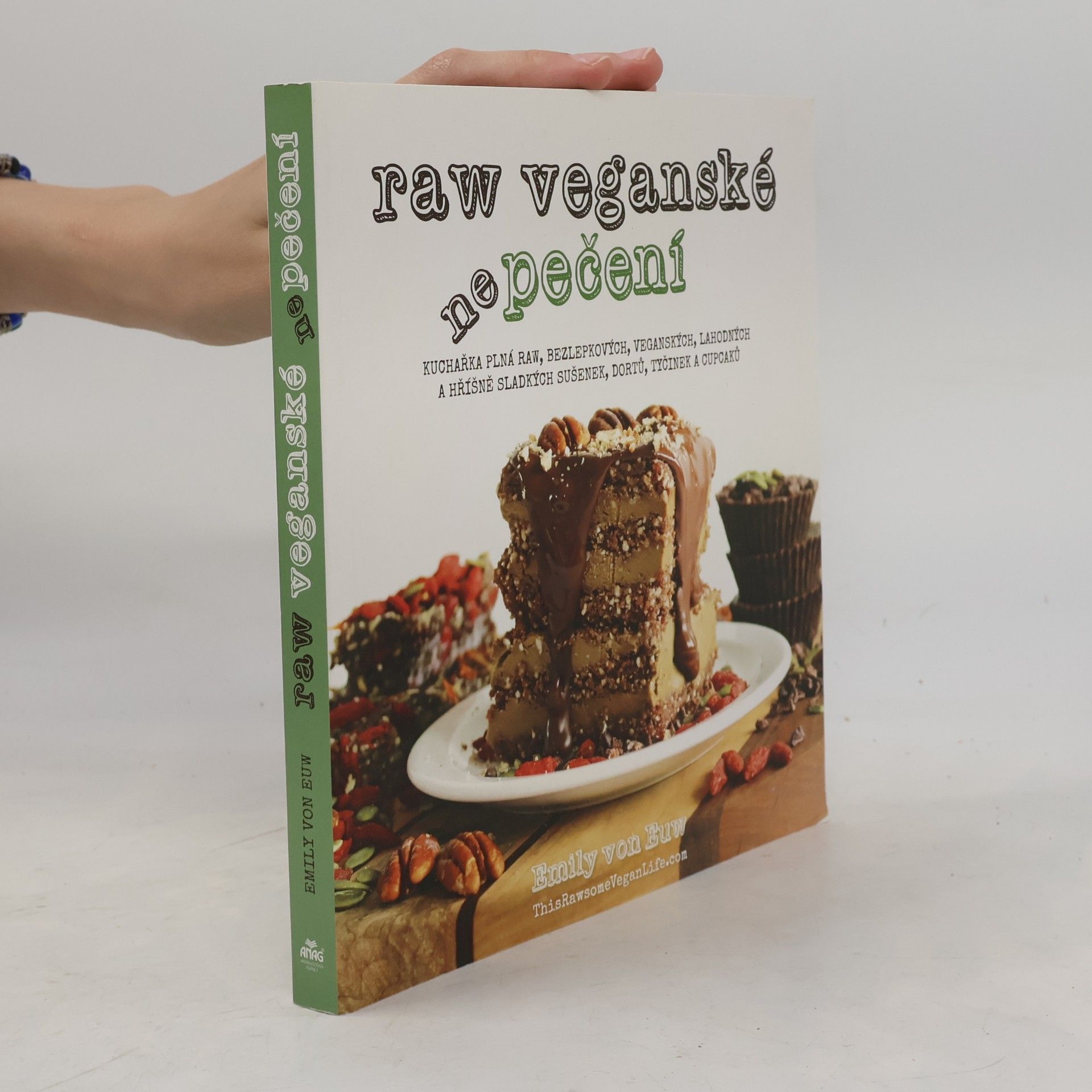 Emily Von Euw Raw veganské nepečení. Kuchařka plná raw, bezlepkových, veganských, lahodných a hříšně sladkých sušenek, dortů, tyčinek a cupcaků