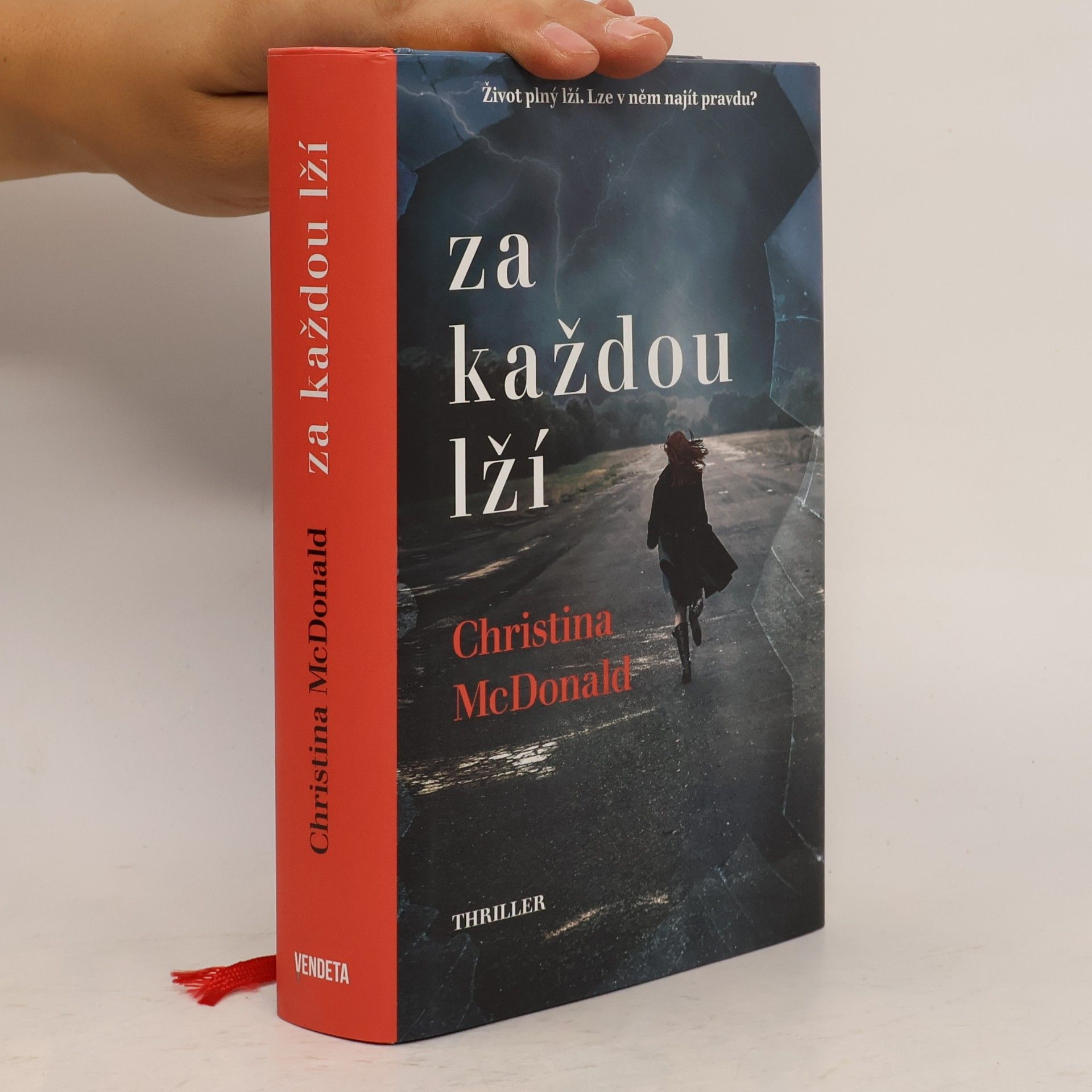 Za každou lží