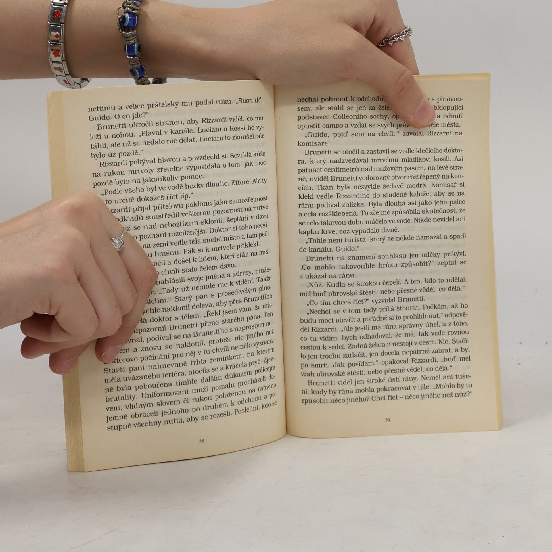 Various authors Průvodce světem knih. Vanilka a čokoláda. Vši svobody. Smrt v kalné vodě. Lože královný Eleonory. Chyť mě, jestli to dokážeš. Hrdinové ohně