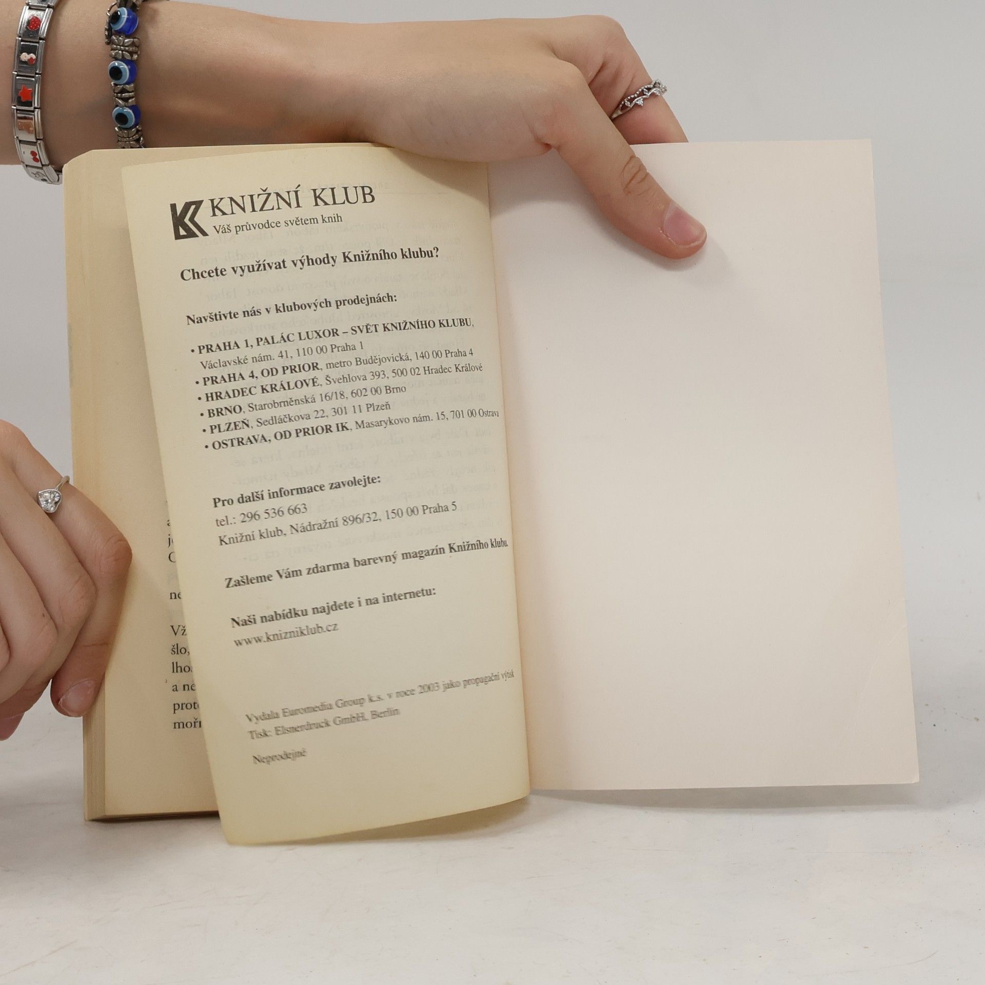 Various authors Průvodce světem knih. Vanilka a čokoláda. Vši svobody. Smrt v kalné vodě. Lože královný Eleonory. Chyť mě, jestli to dokážeš. Hrdinové ohně