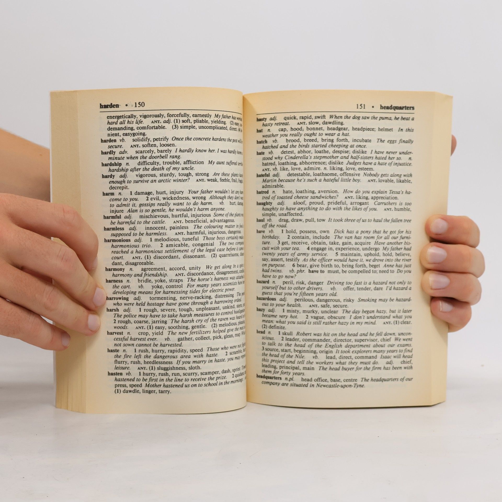 Laurence Urdang The Macmillan dictionary of synonyms & antonyms
