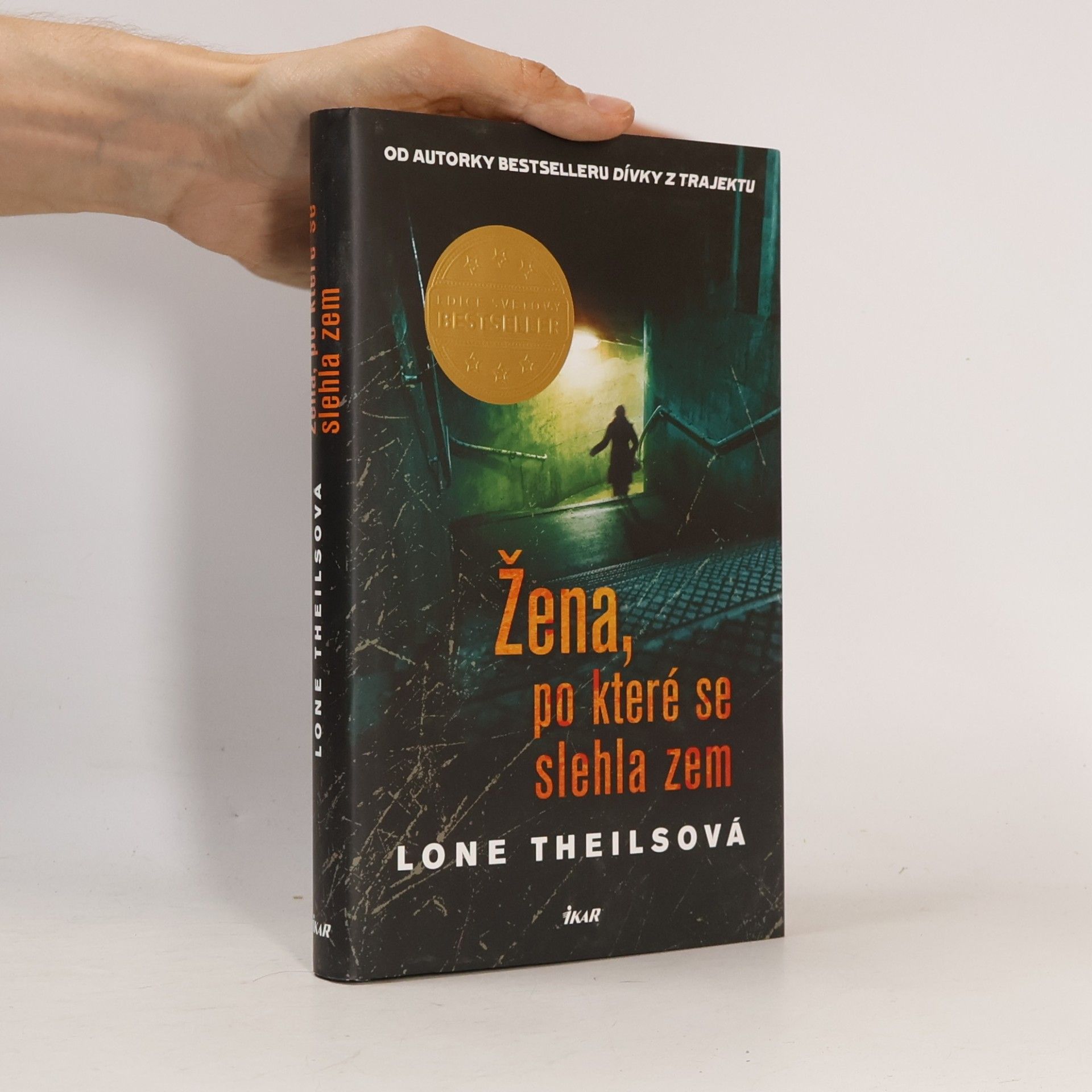 Lone Theils Žena, po které se slehla zem