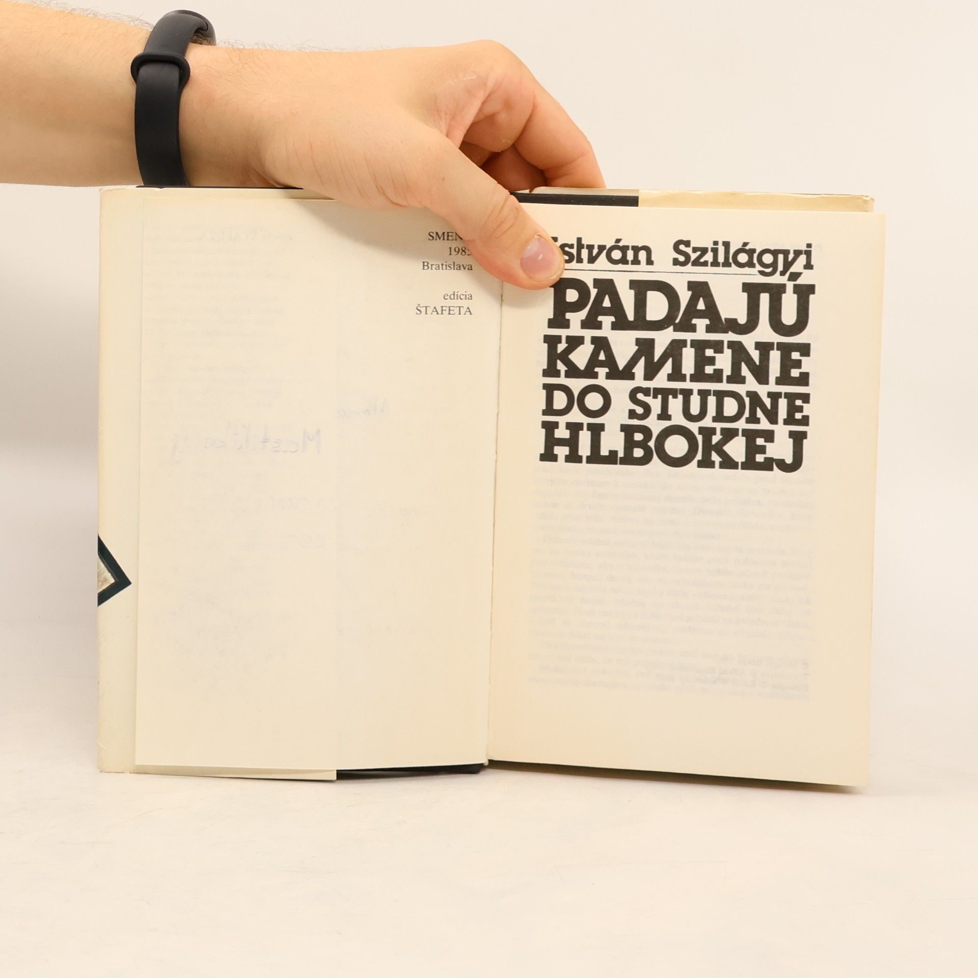 István Szilágyi Padajú kamene do studne hlbokej