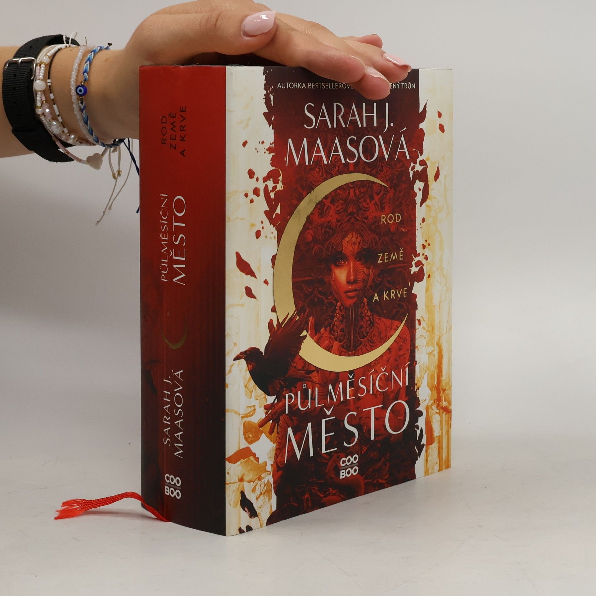 Sarah J. Maas Půlměsíční město. Rod země a krve