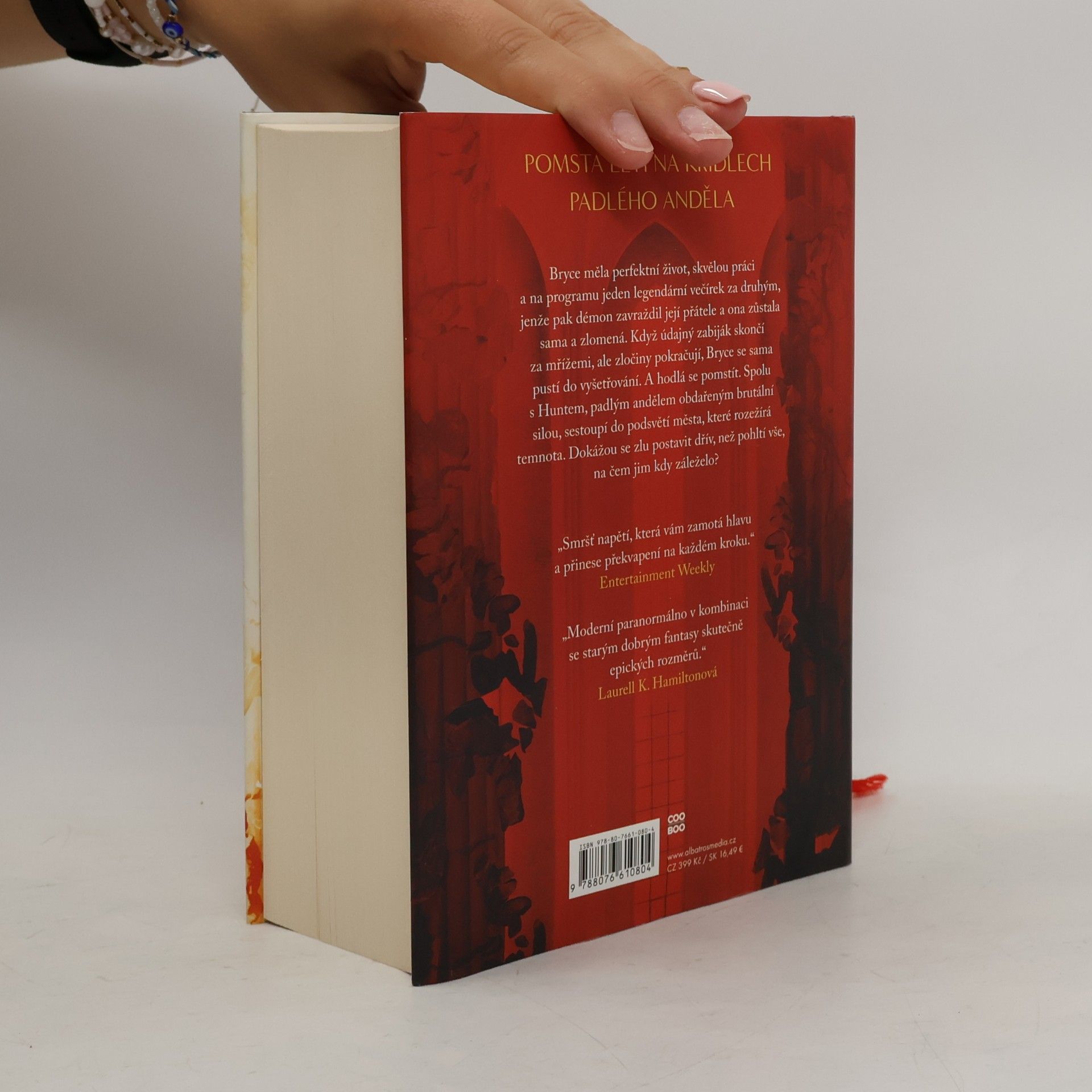 Sarah J. Maas Půlměsíční město. Rod země a krve