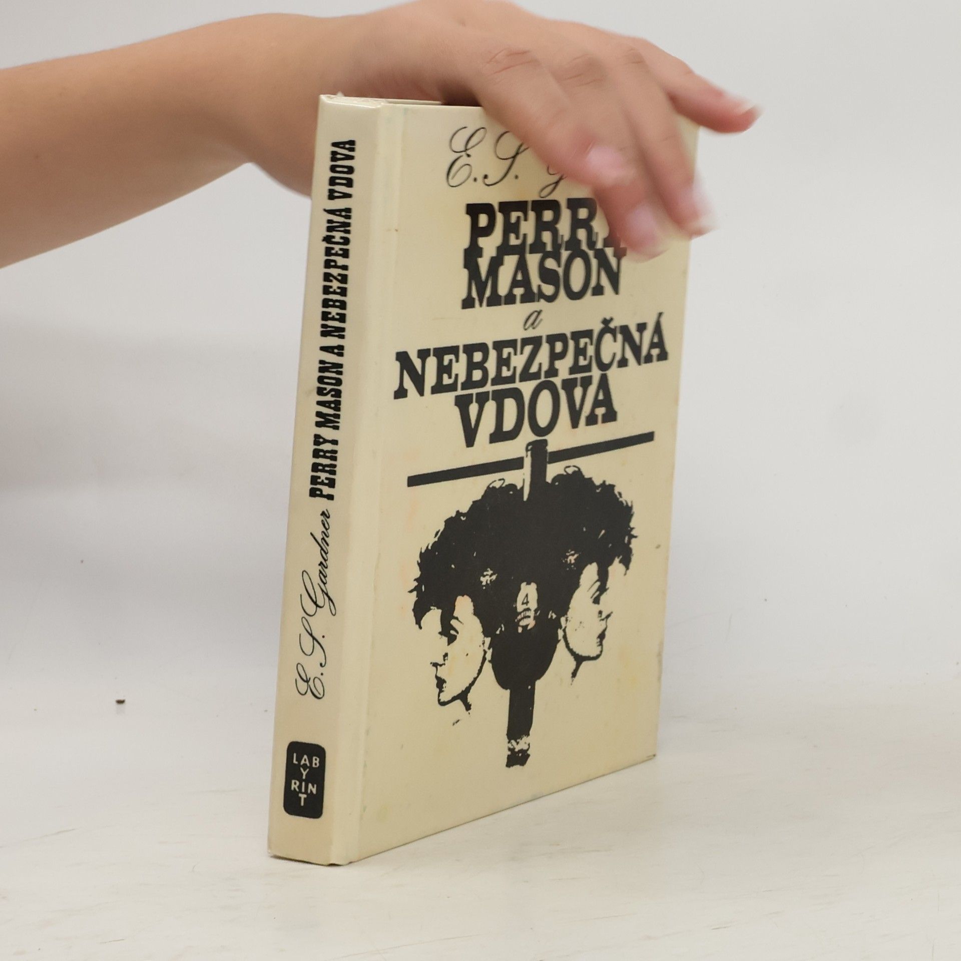 Erle Stanley Gardner Perry Mason a nebezpečná vdova