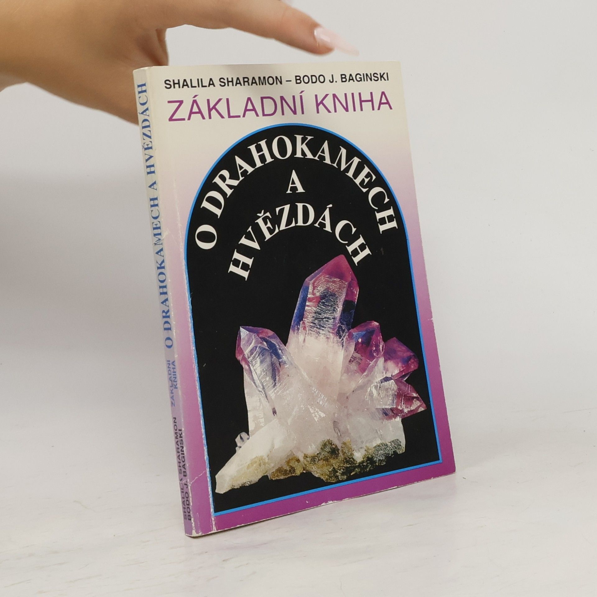 Shalila Sharamon Základní kniha o drahokamech a hvězdách. Tajemné síly drahých kamenů a jejich vztah k dvanácti znamením zvěrokruhu