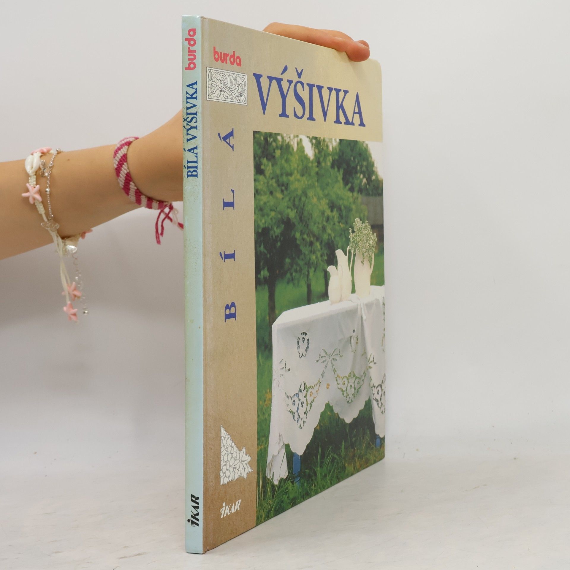 Autores varios Bílá výšivka