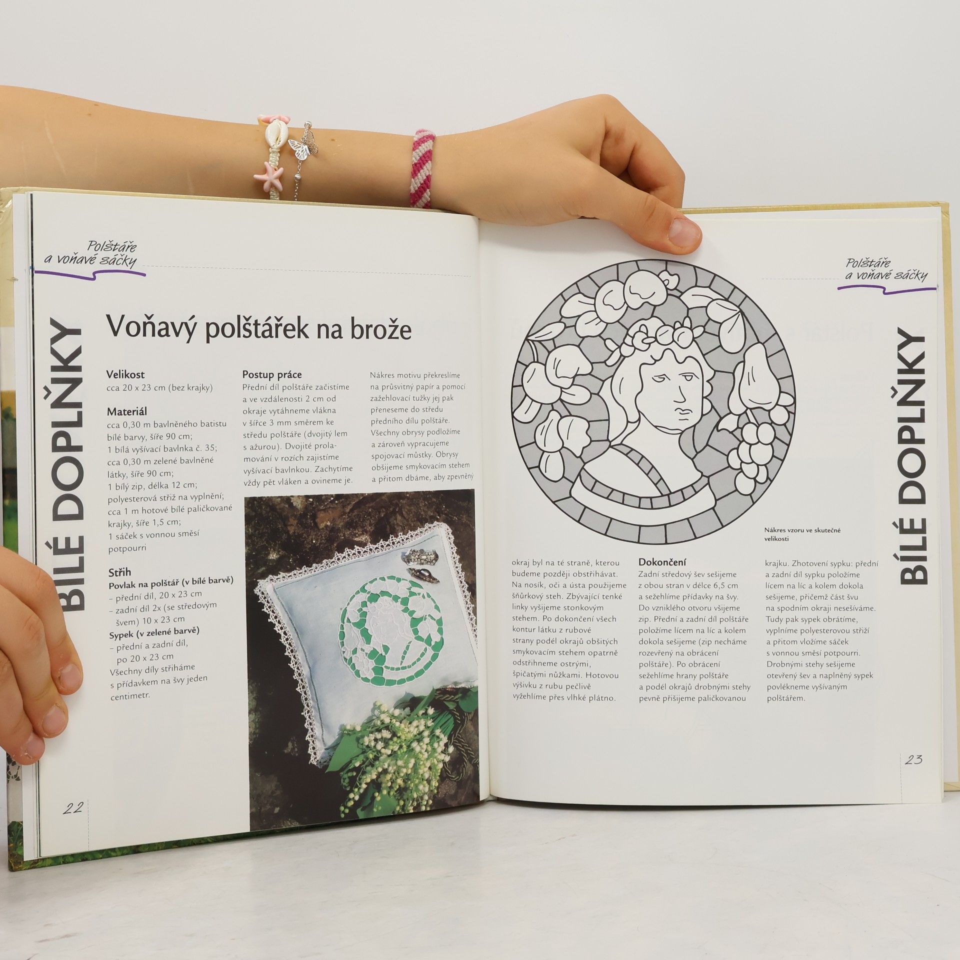 Autores varios Bílá výšivka