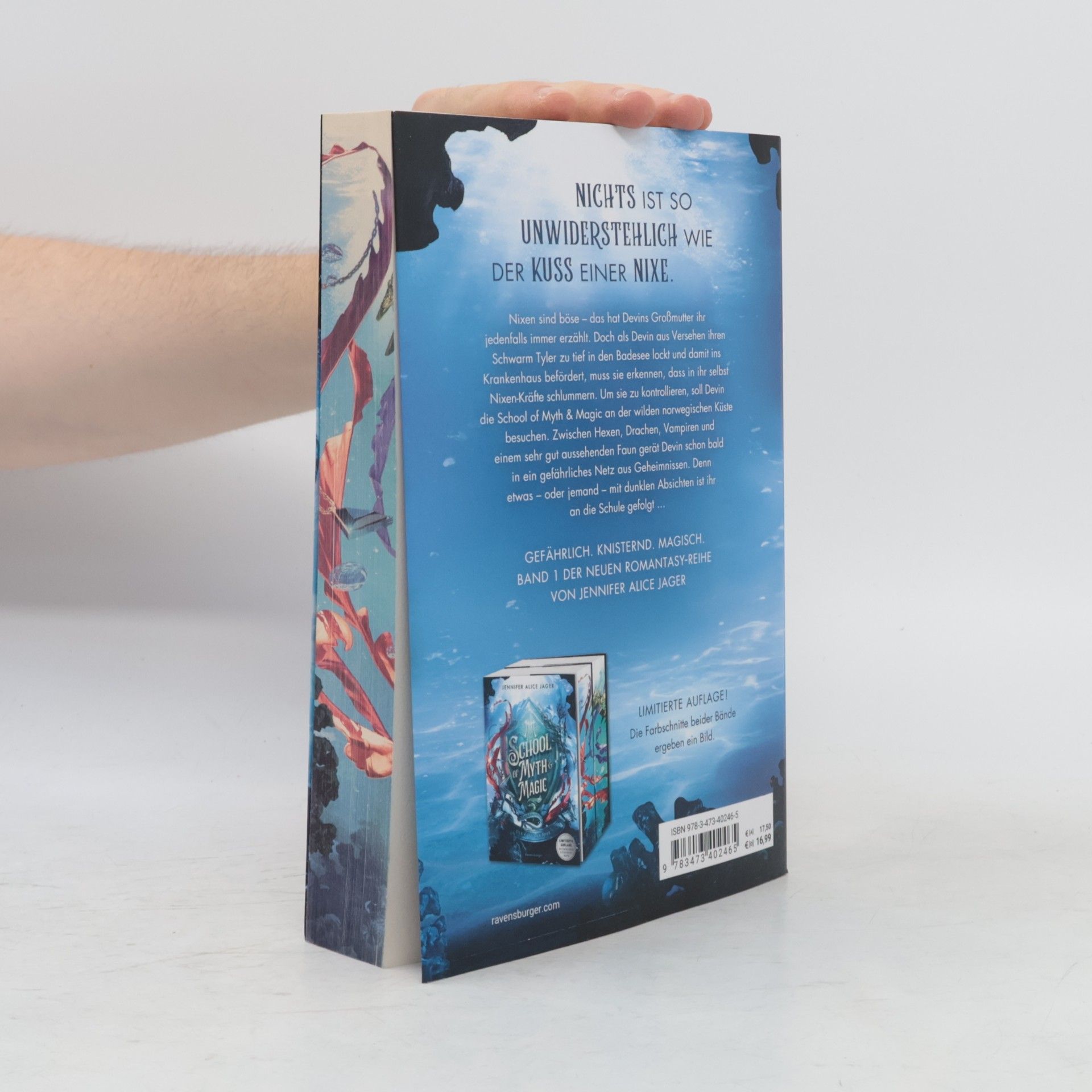 Jennifer Alice Jager School of Myth & Magic, Band 1: Der Kuss der Nixe (Limitierte Auflage mit Farbschnitt und Charakterkarte)