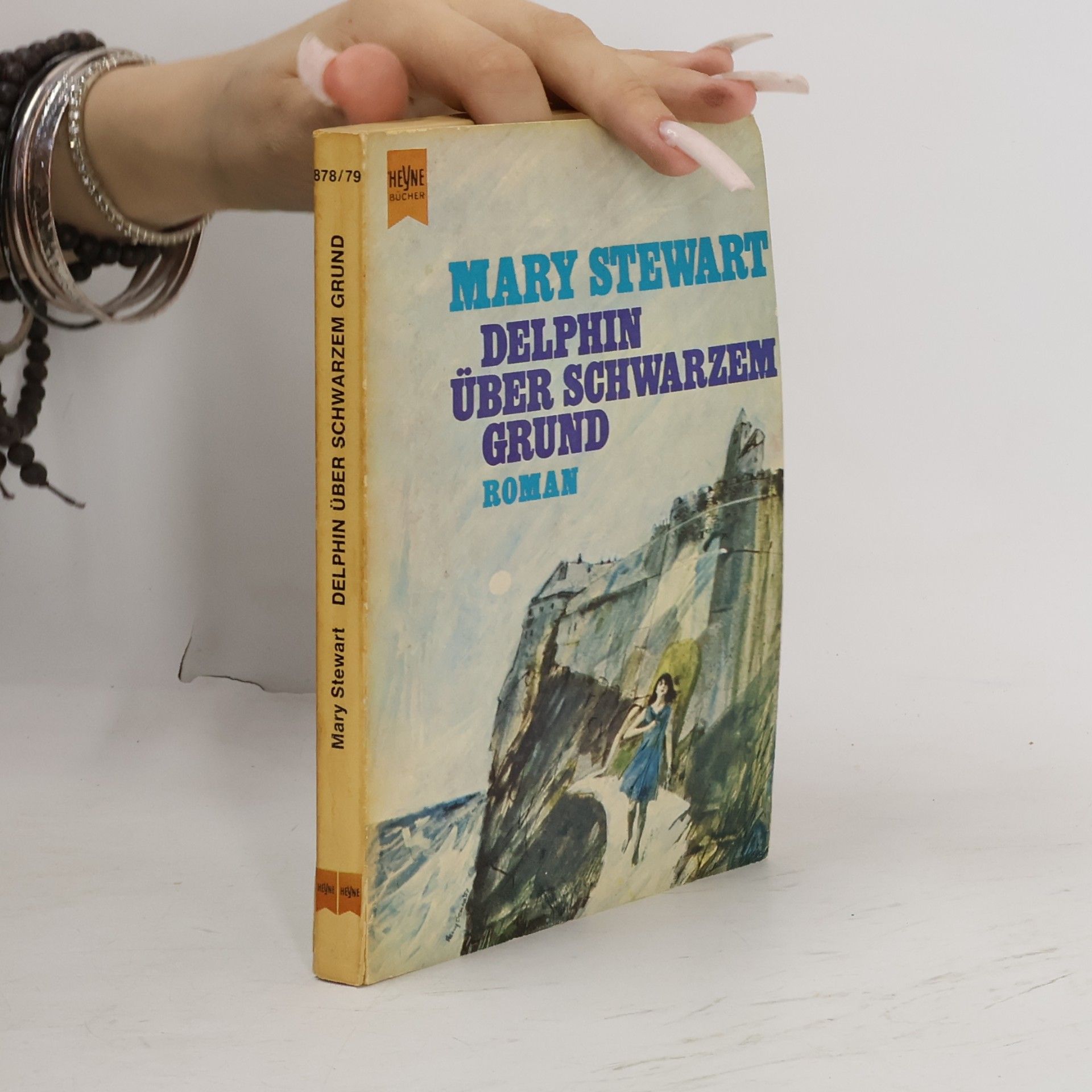 Mary Stewart Delphin über schwarzem Grund