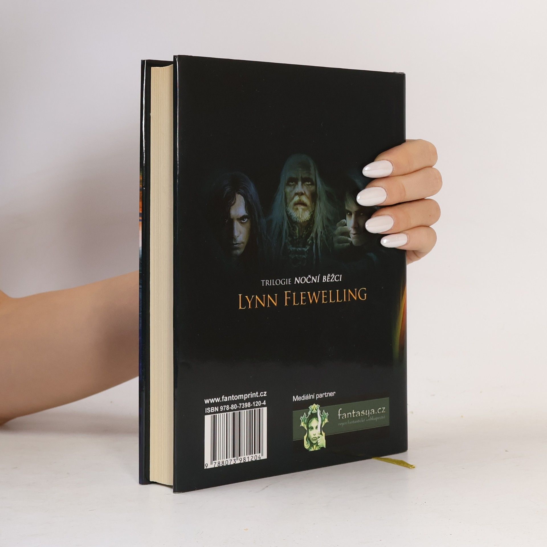 Lynn Flewelling Štěstí ve stínech : Noční běžci. 1. díl