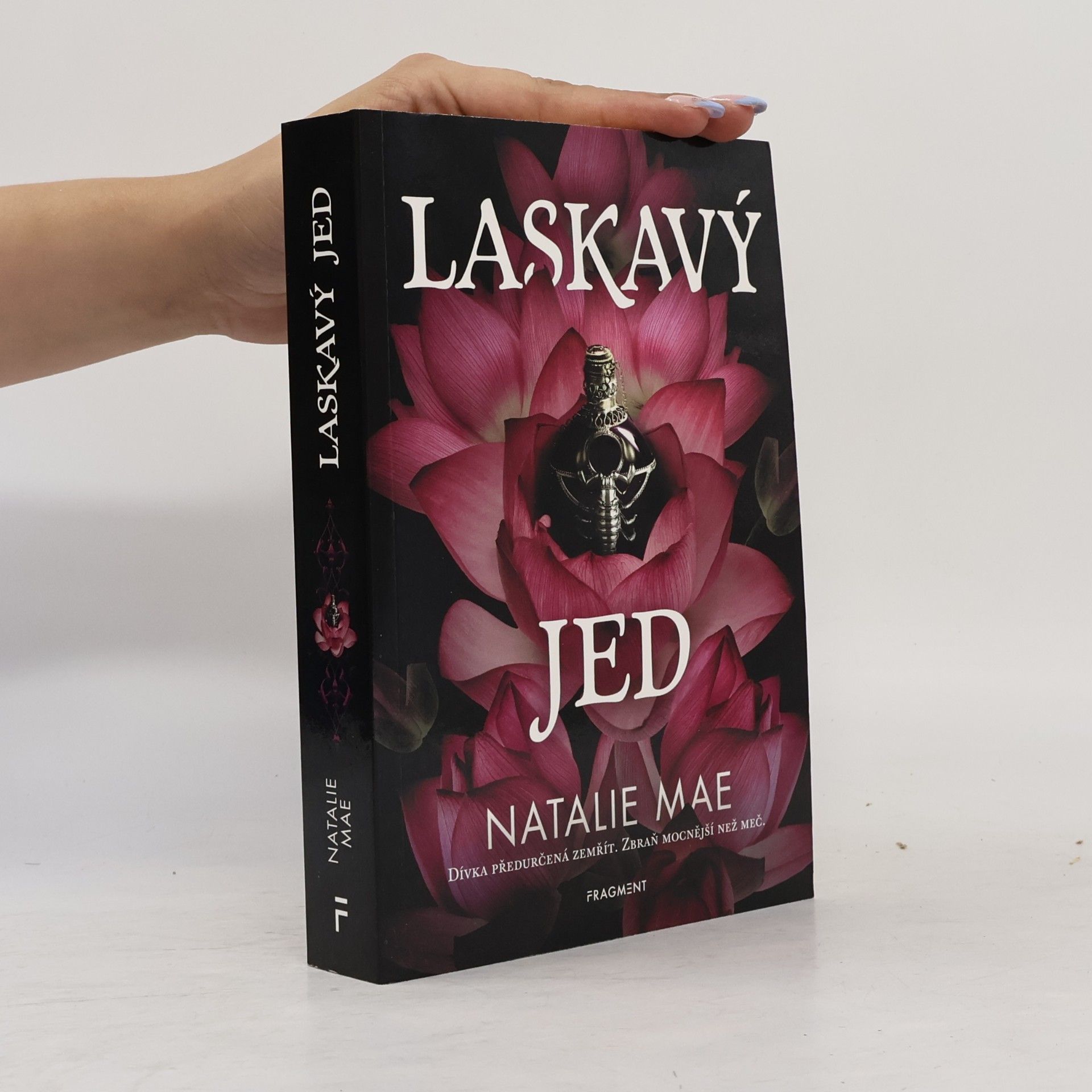 Natalie Mae Laskavý jed