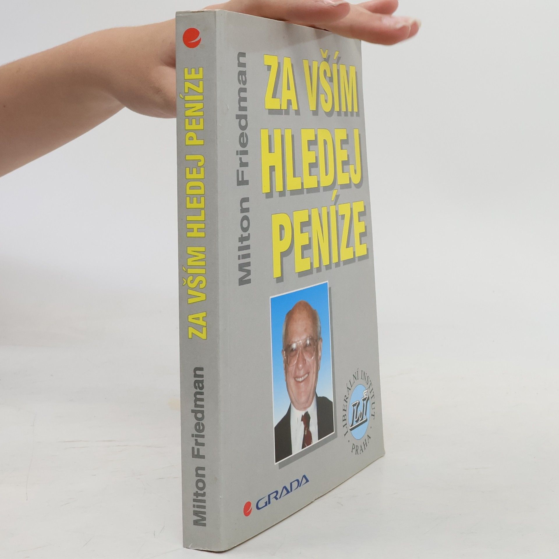 Za vším hledej peníze