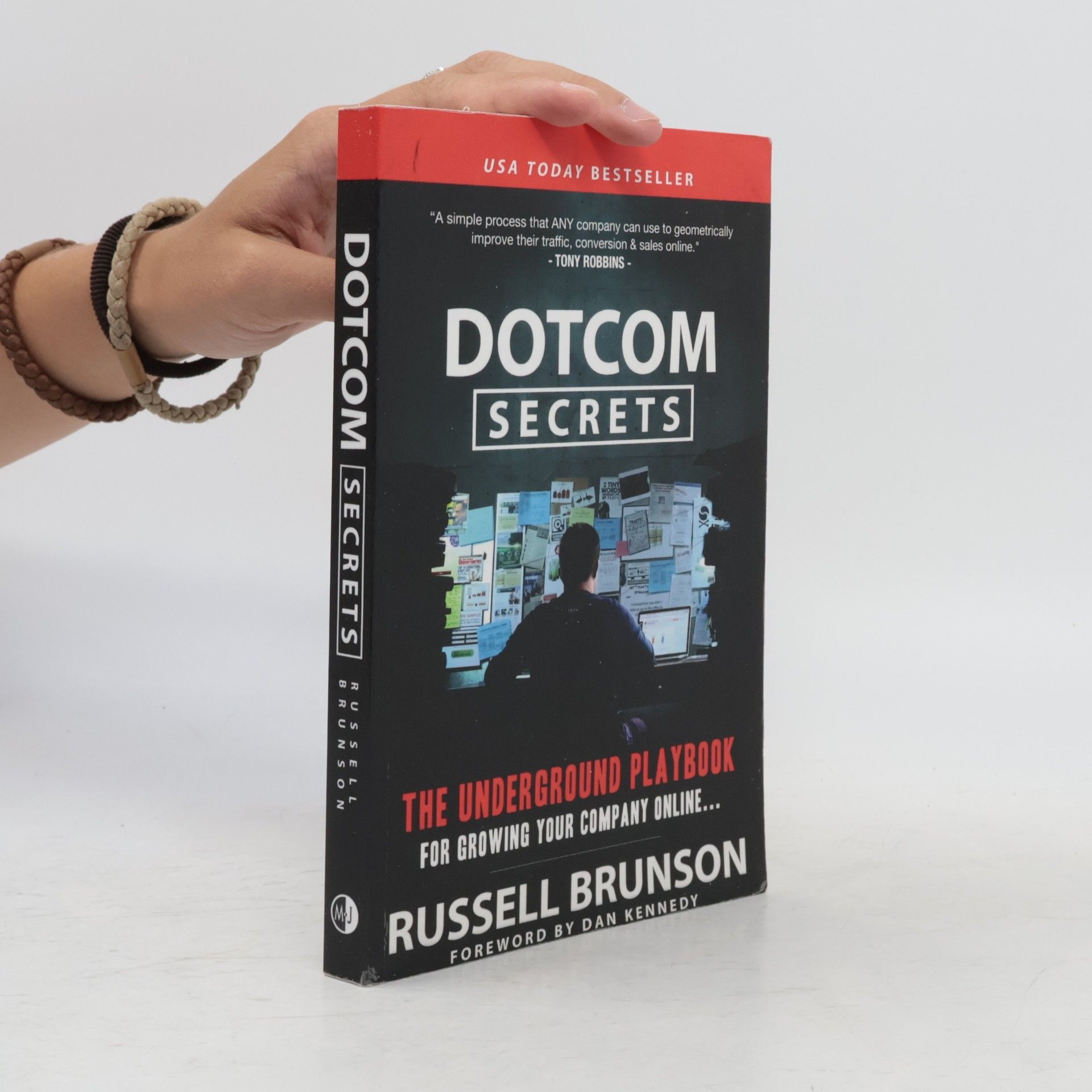 Russell Brunson Dotcom secrets. The underground playbook for growing your company online
