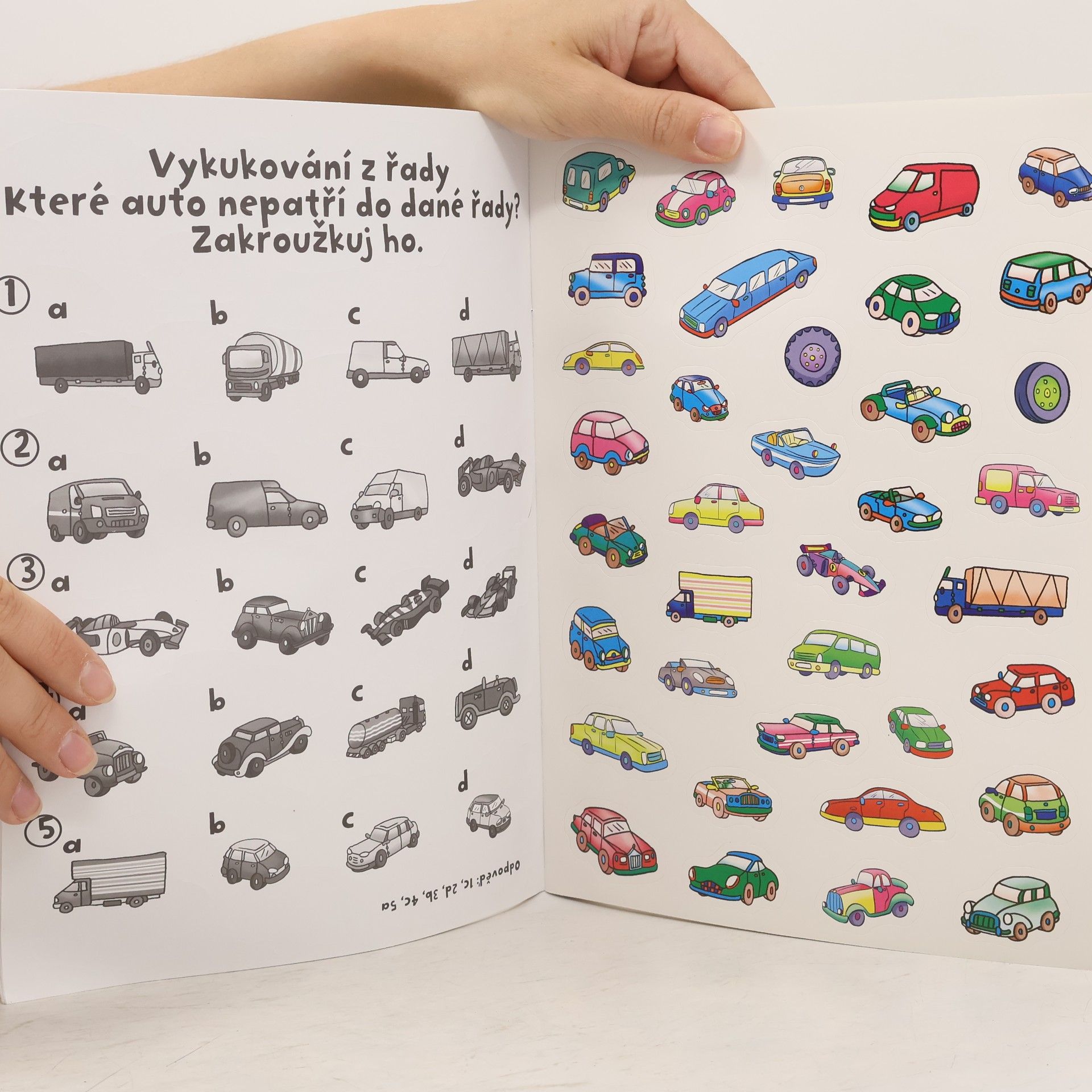 Various authors 555 samolepek. Auta