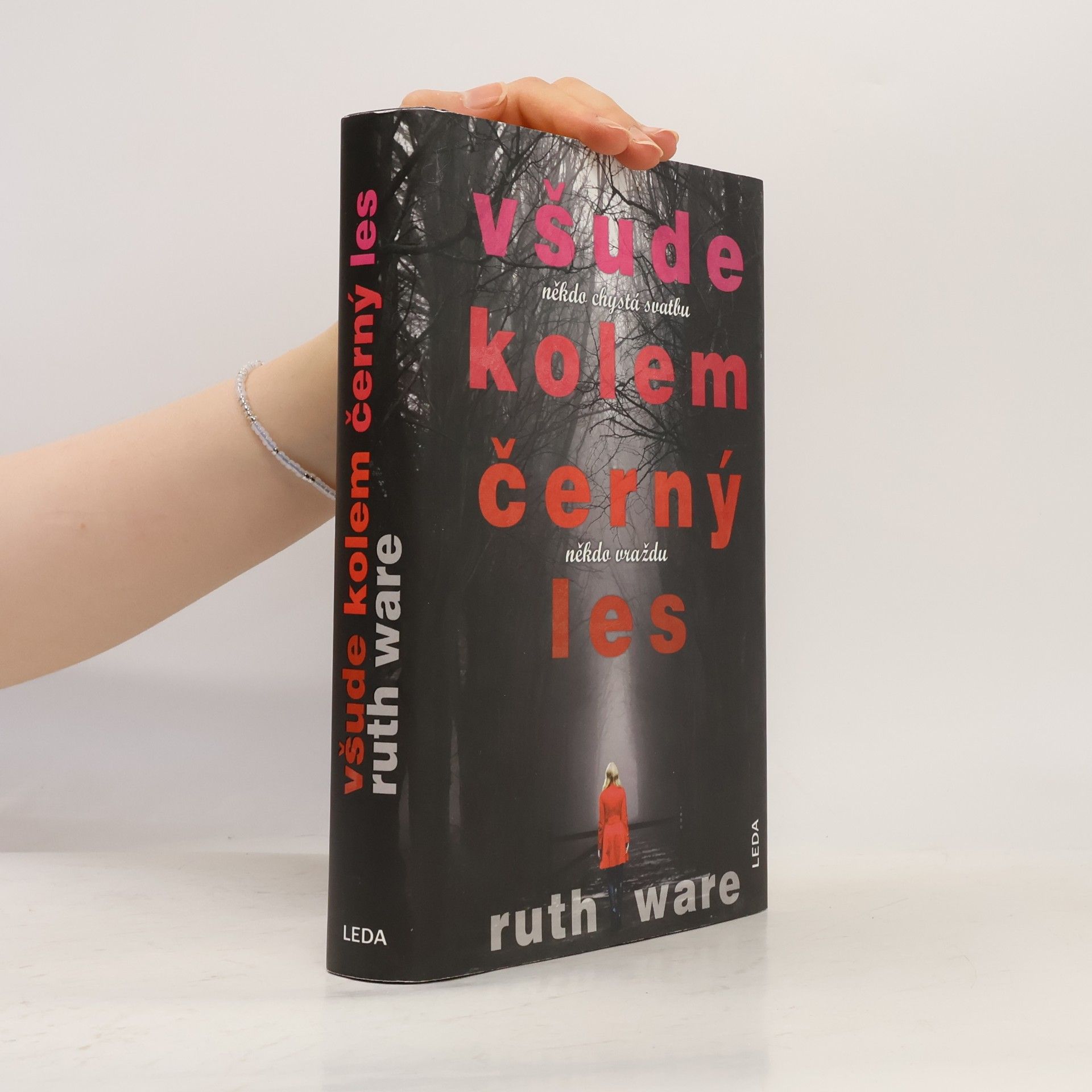 Ruth Ware Všude kolem černý les: Někdo chystá svatbu, někdo vraždu